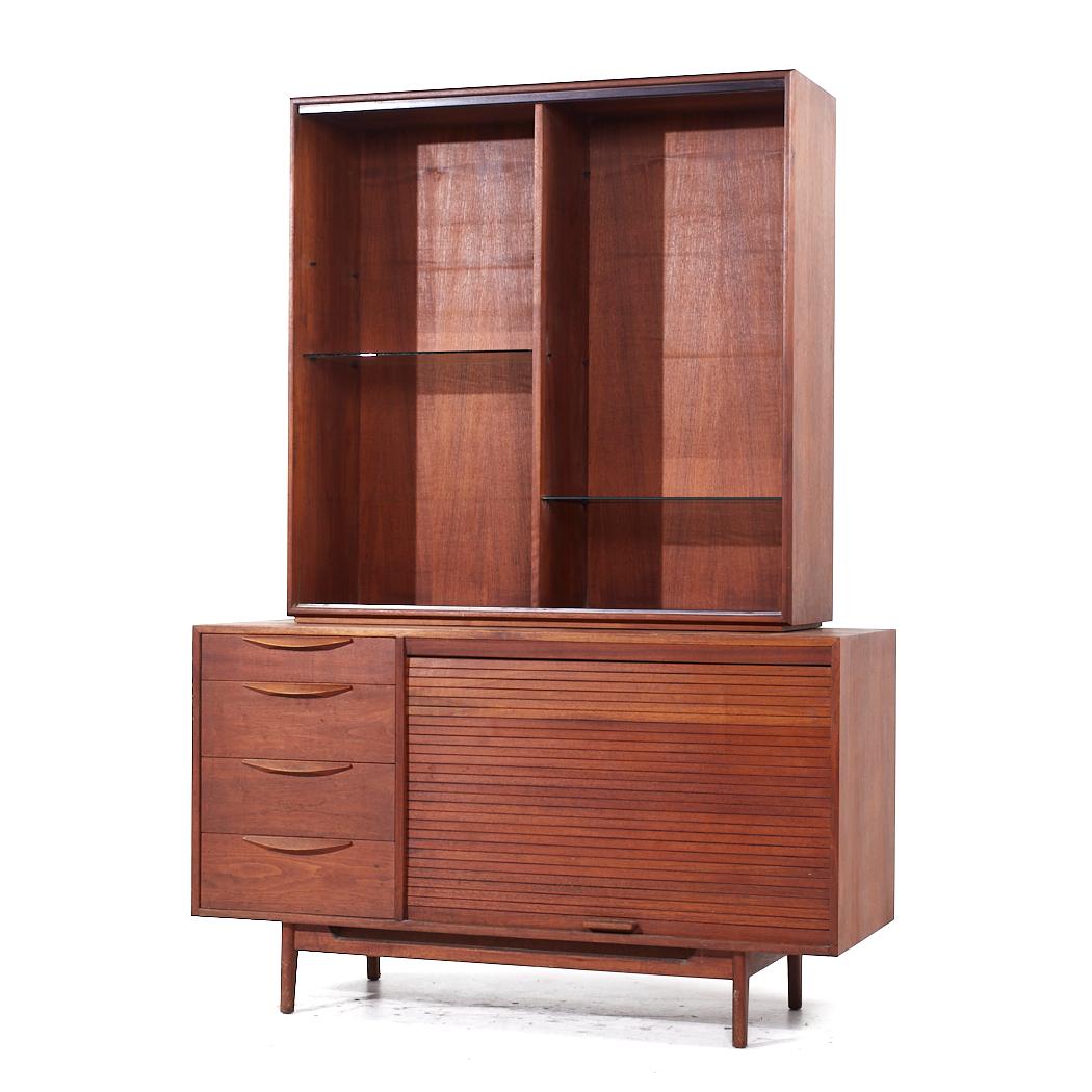Mid-Century Modern Crédence et huche à porte tambour en noyer du milieu du siècle de Jens Risom en vente