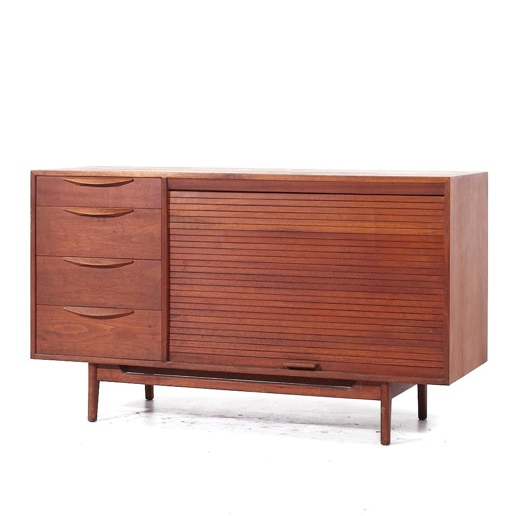 Noyer Crédence et huche à porte tambour en noyer du milieu du siècle de Jens Risom en vente