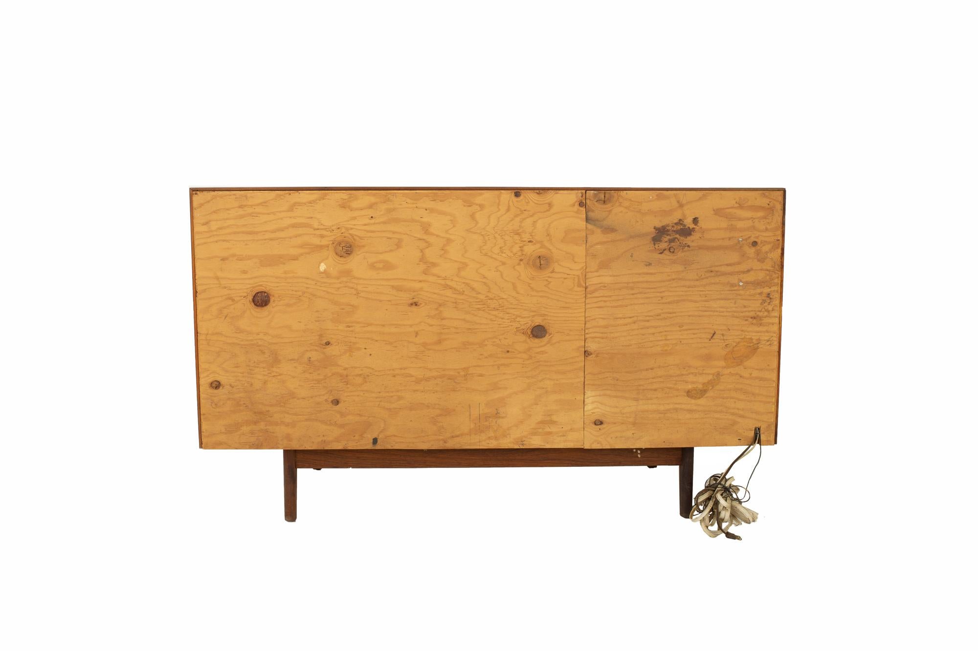 Jens Risom Midcentury Walnut Tambour Door Stereo Console Credenza In Good Condition In Countryside, IL