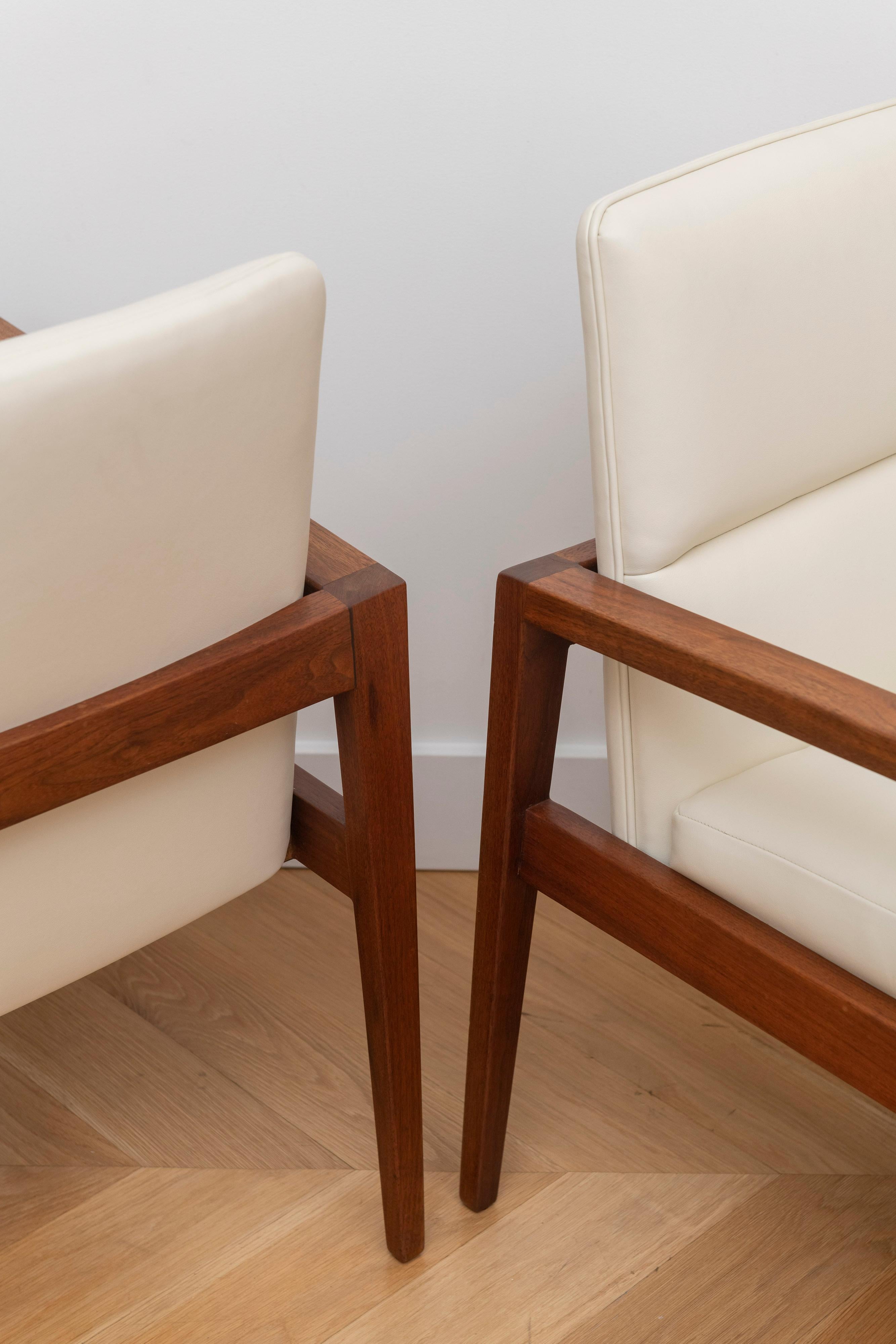 Jens Risom Midcentury Walnut & Cream Occasional Chairs In Excellent Condition For Sale In San Francisco, CA