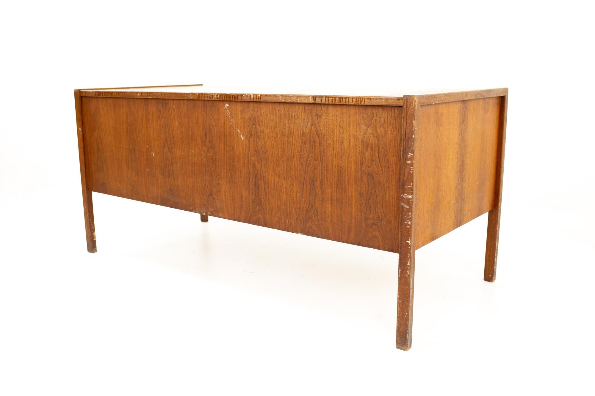 Jens Risom Mid Century Walnut Single Sided 2-Drawer Desk In Good Condition In Countryside, IL