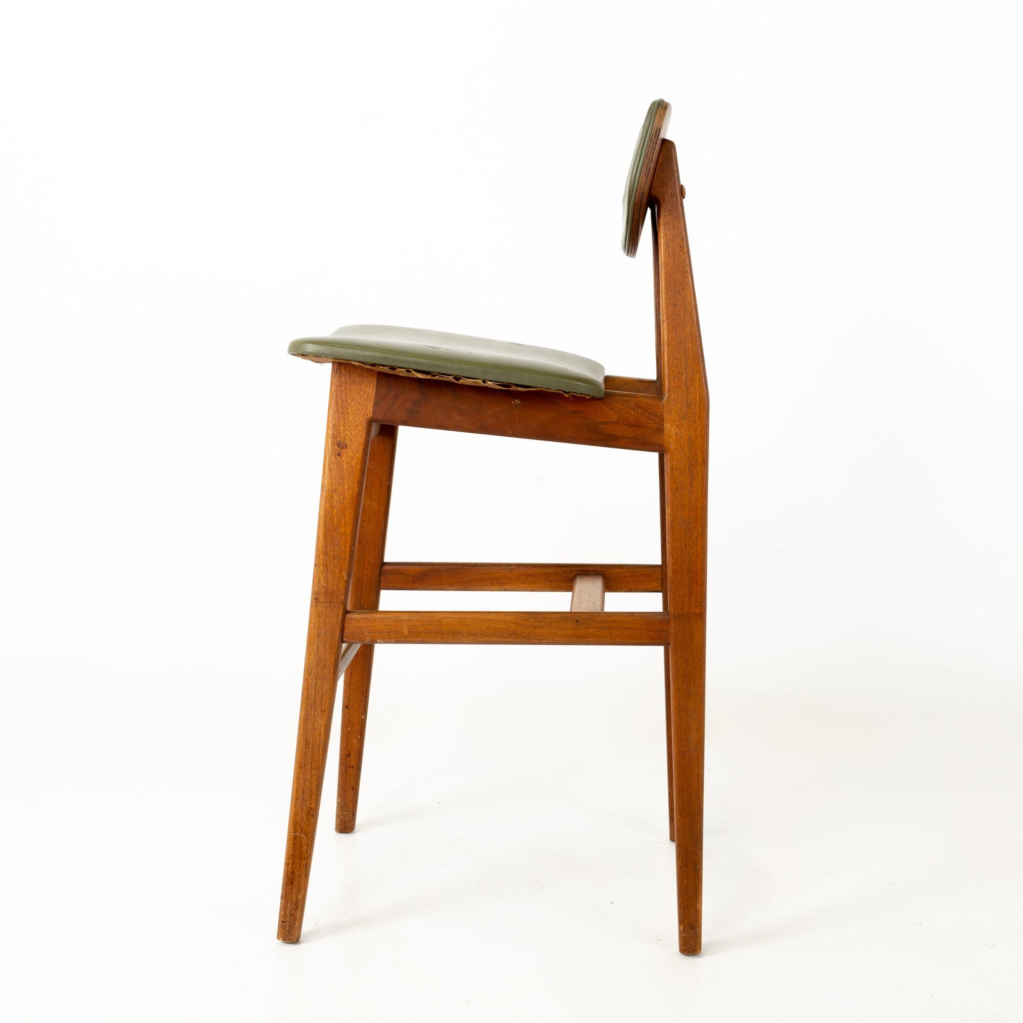 Jens Risom Mid Century Walnut Stool In Good Condition For Sale In Countryside, IL