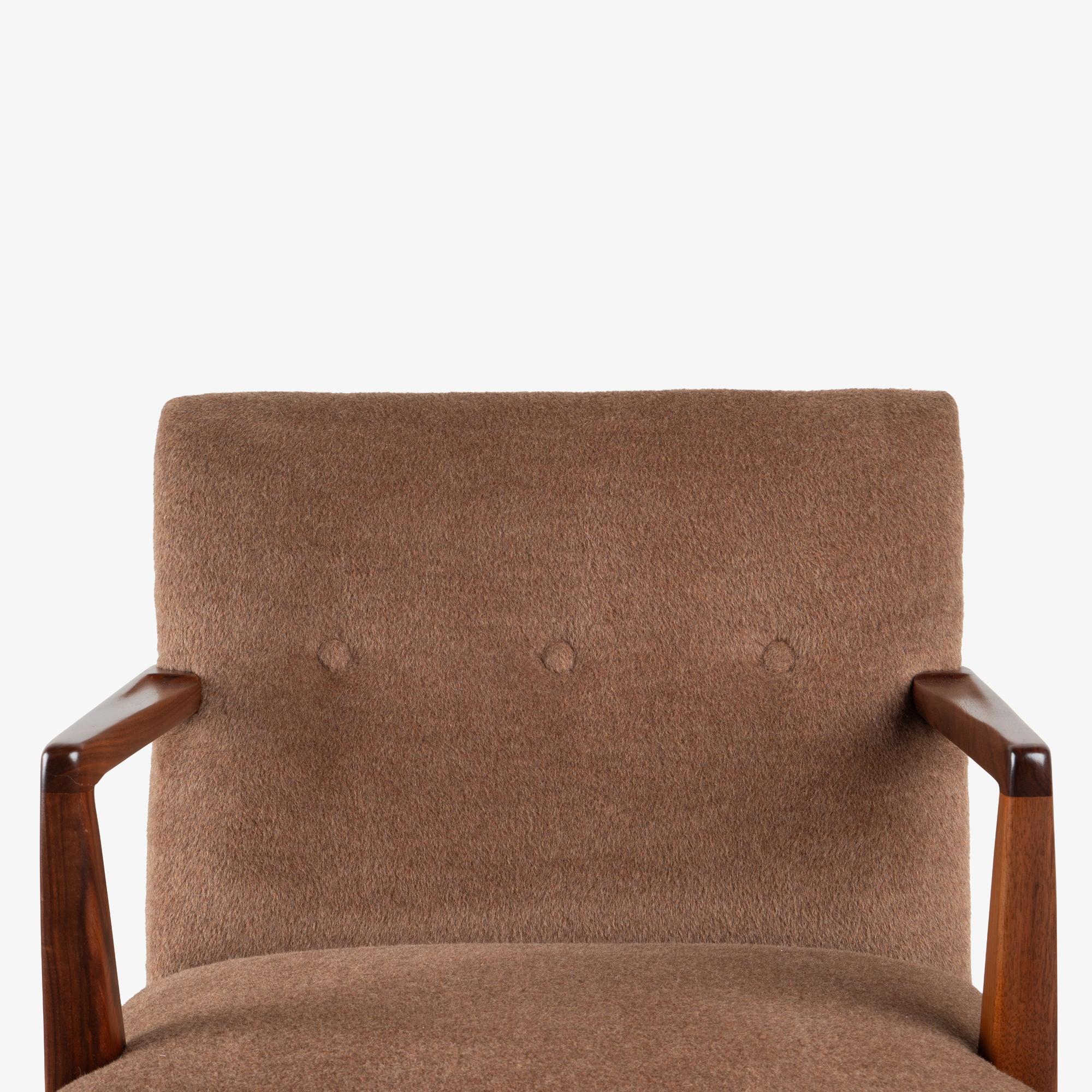 Chaise d'appoint Jens Risom modèle 108 en alpaga brun cannelle avec structure en noyer en vente 4