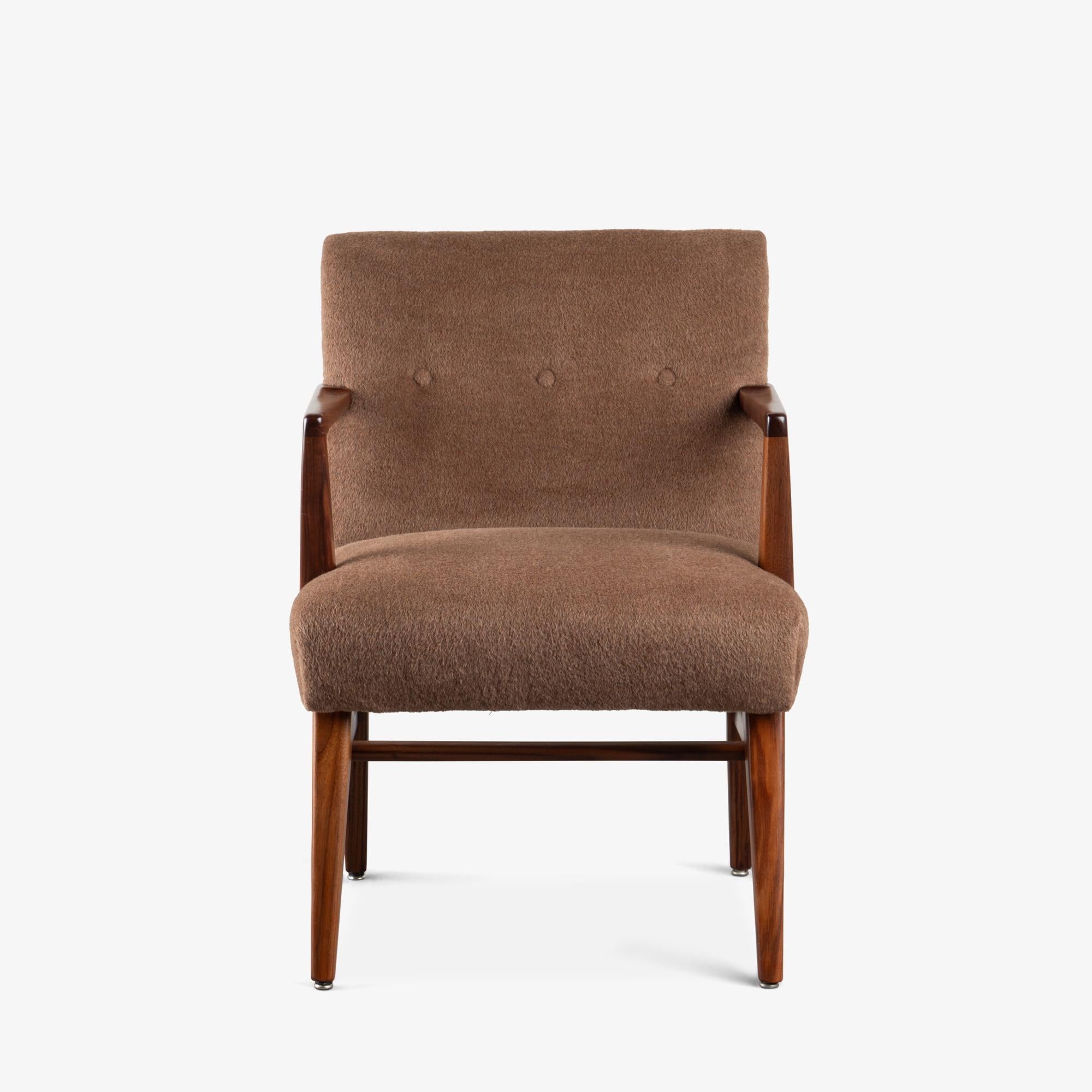 C'est à juste titre que le nom de Jens Risom est synonyme du mouvement de design moderne du milieu du siècle dernier. Originaire du Danemark, le talent de Risom a rapidement trouvé un écho auprès du grand Hans Knoll après avoir émigré aux