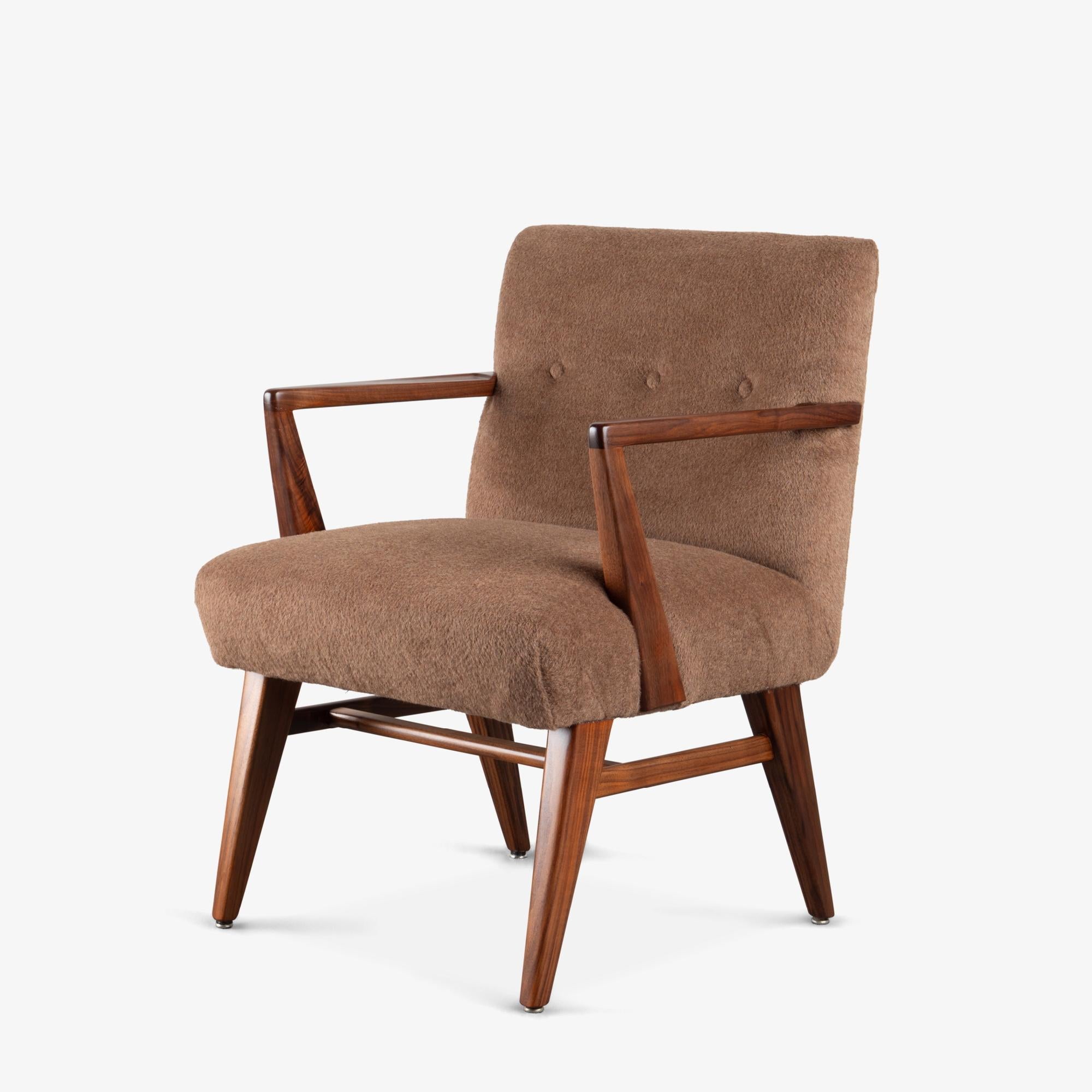 Mid-Century Modern Chaise d'appoint Jens Risom modèle 108 en alpaga brun cannelle avec structure en noyer en vente