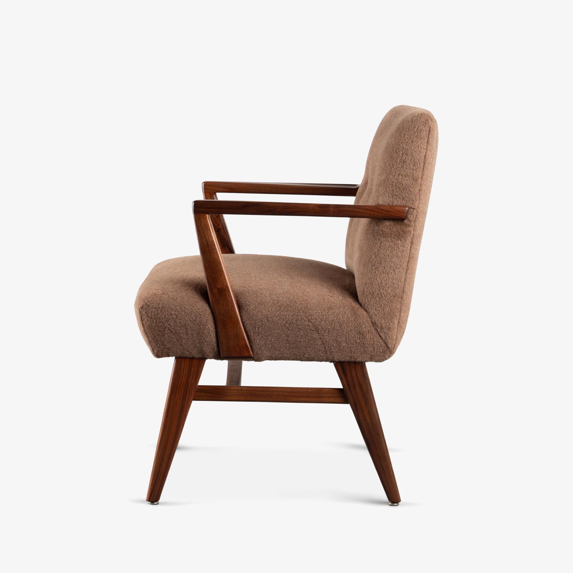 Américain Chaise d'appoint Jens Risom modèle 108 en alpaga brun cannelle avec structure en noyer en vente