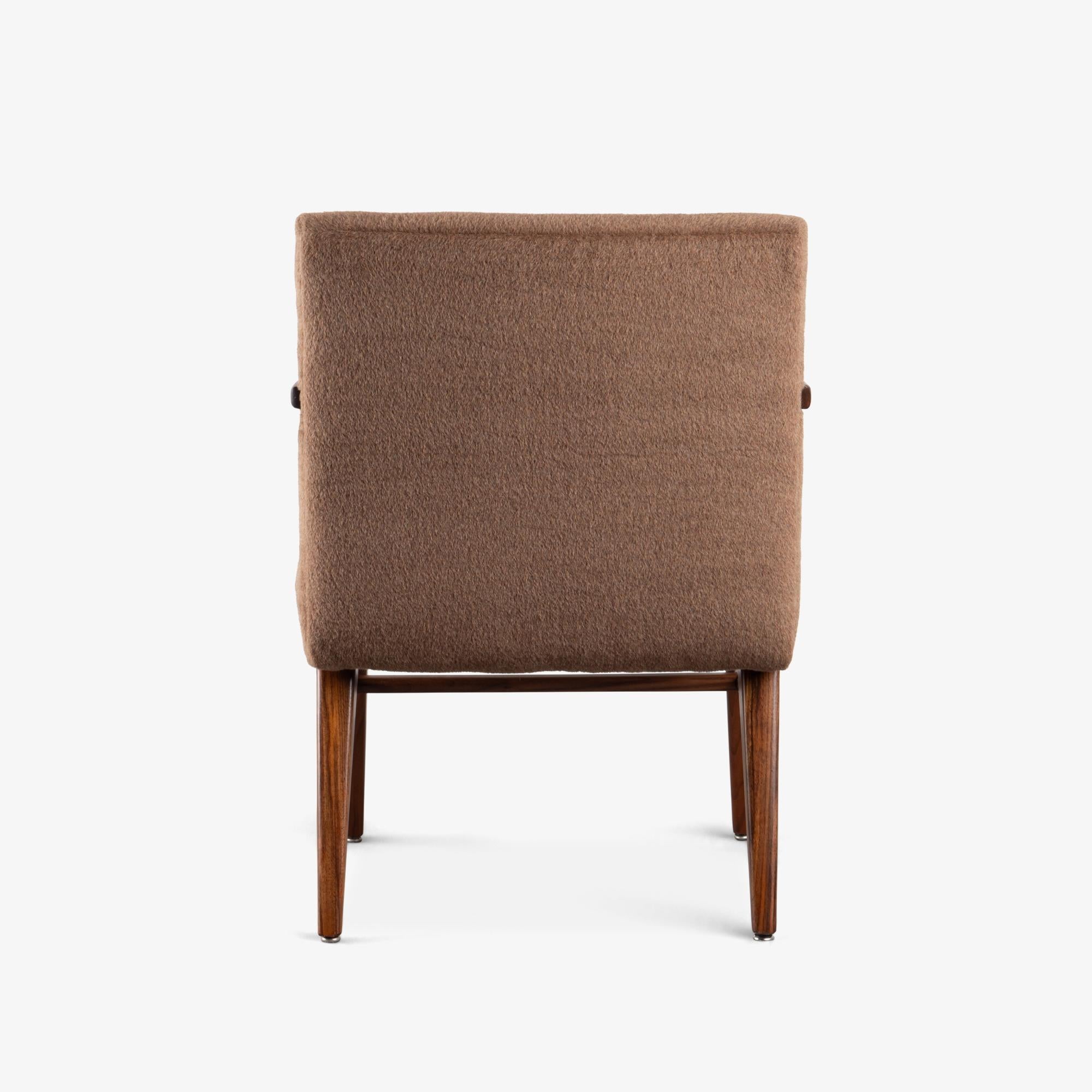 Milieu du XXe siècle Chaise d'appoint Jens Risom modèle 108 en alpaga brun cannelle avec structure en noyer en vente
