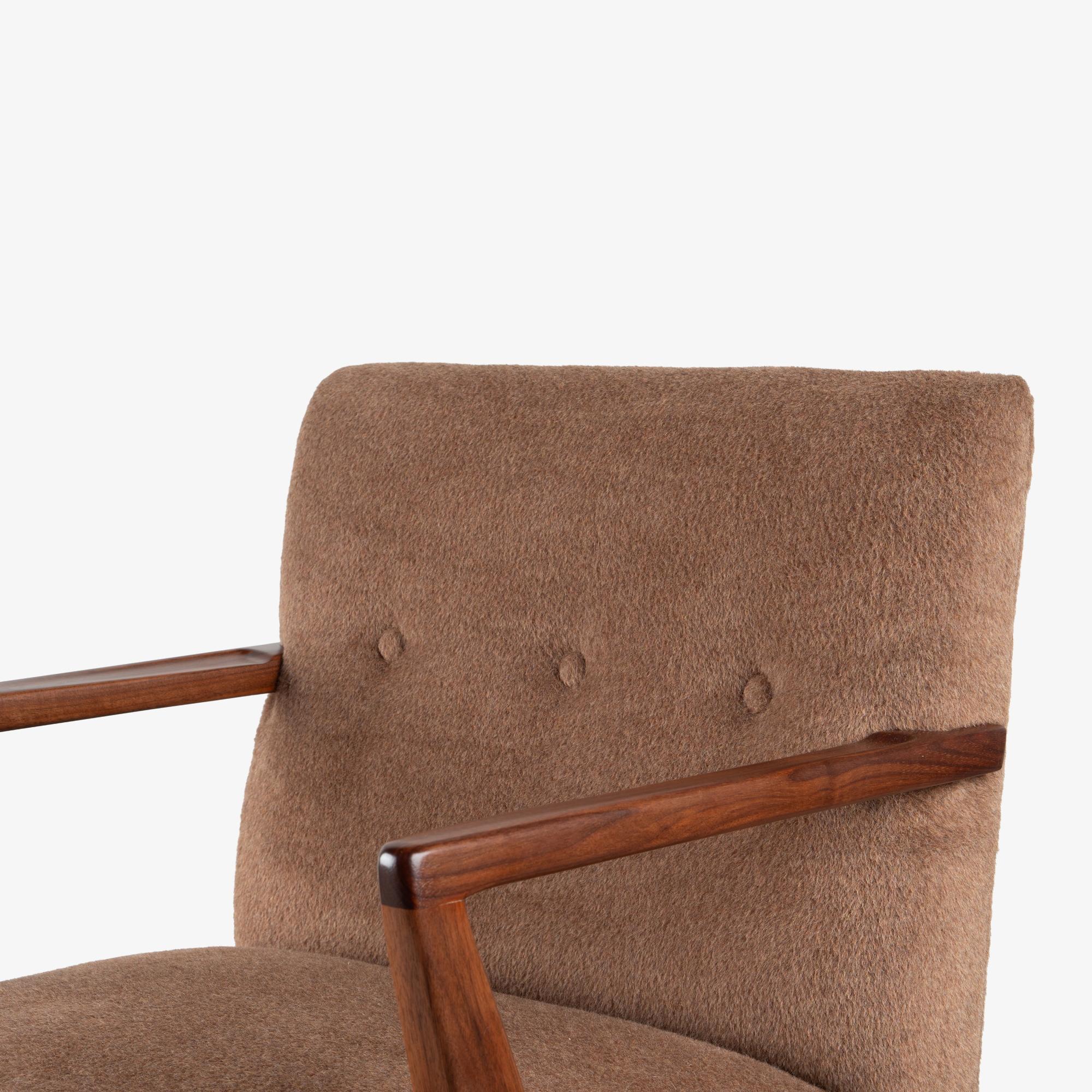 Chaise d'appoint Jens Risom modèle 108 en alpaga brun cannelle avec structure en noyer en vente 1