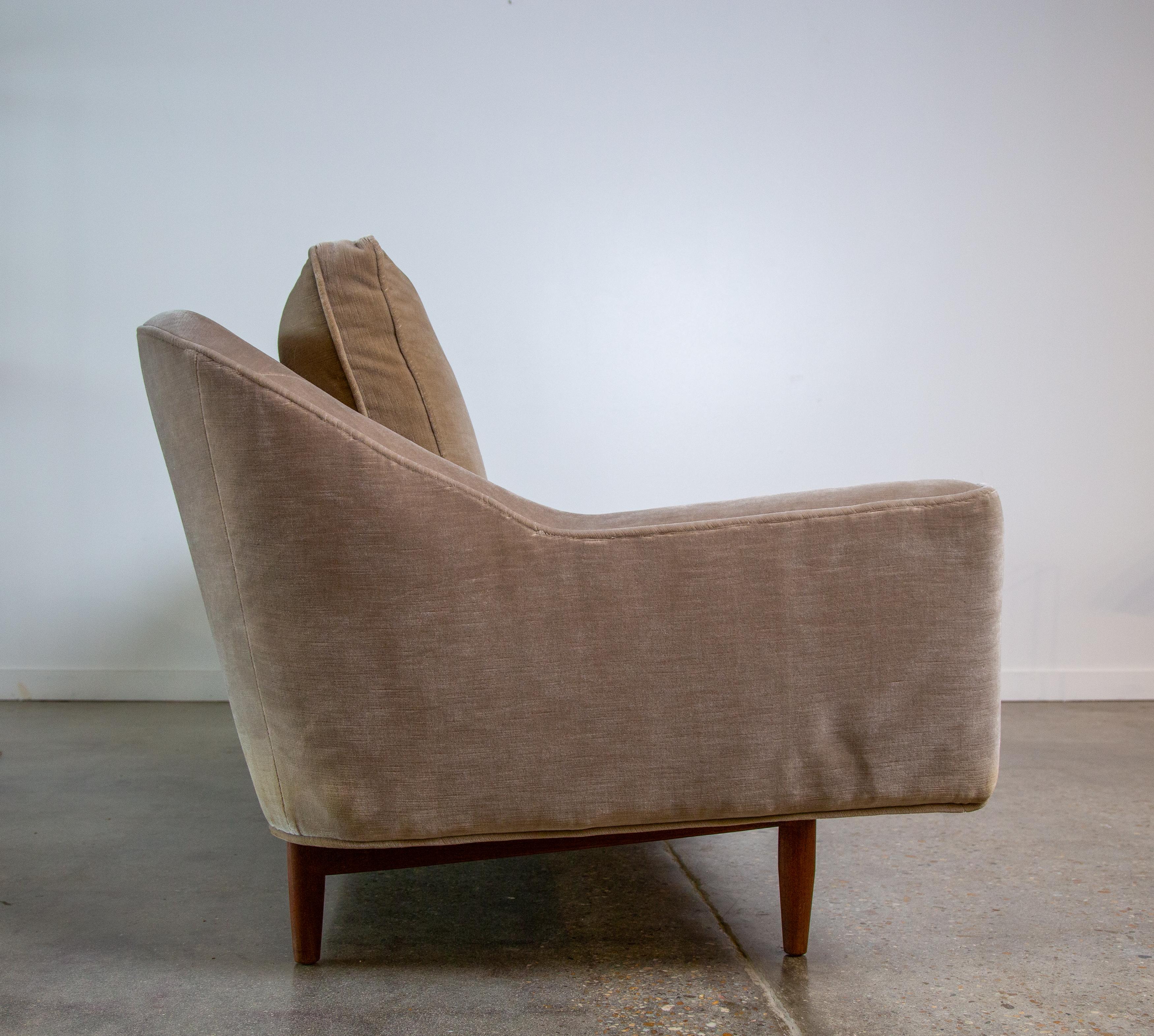 Mid-Century Modern Jens Risom Model 2516 Sculptural Sofa Gray Velvet and walnut base en vente