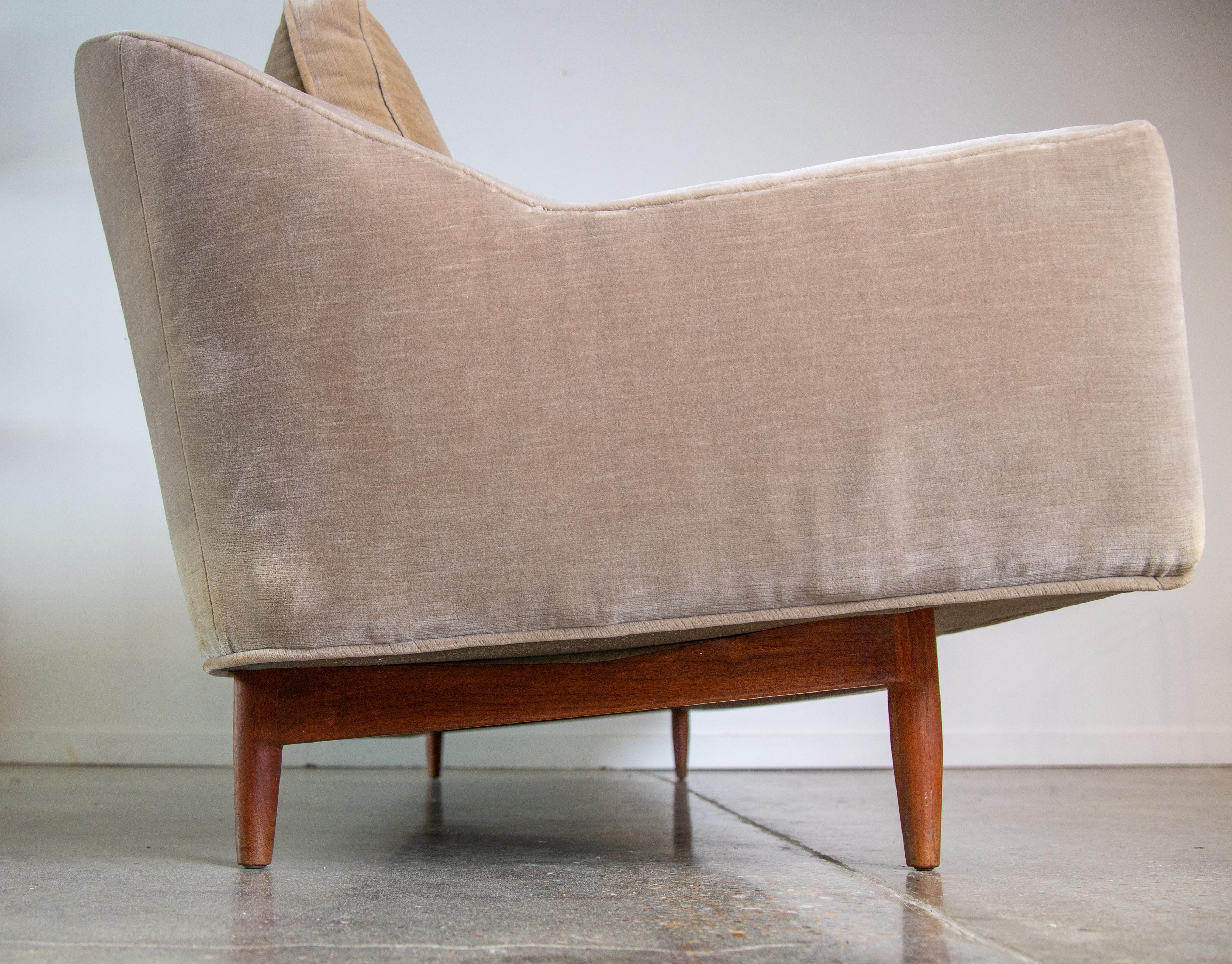 American Jens Risom Model 2516 Sculptural Sofa Gray Velvet and walnut base For Sale