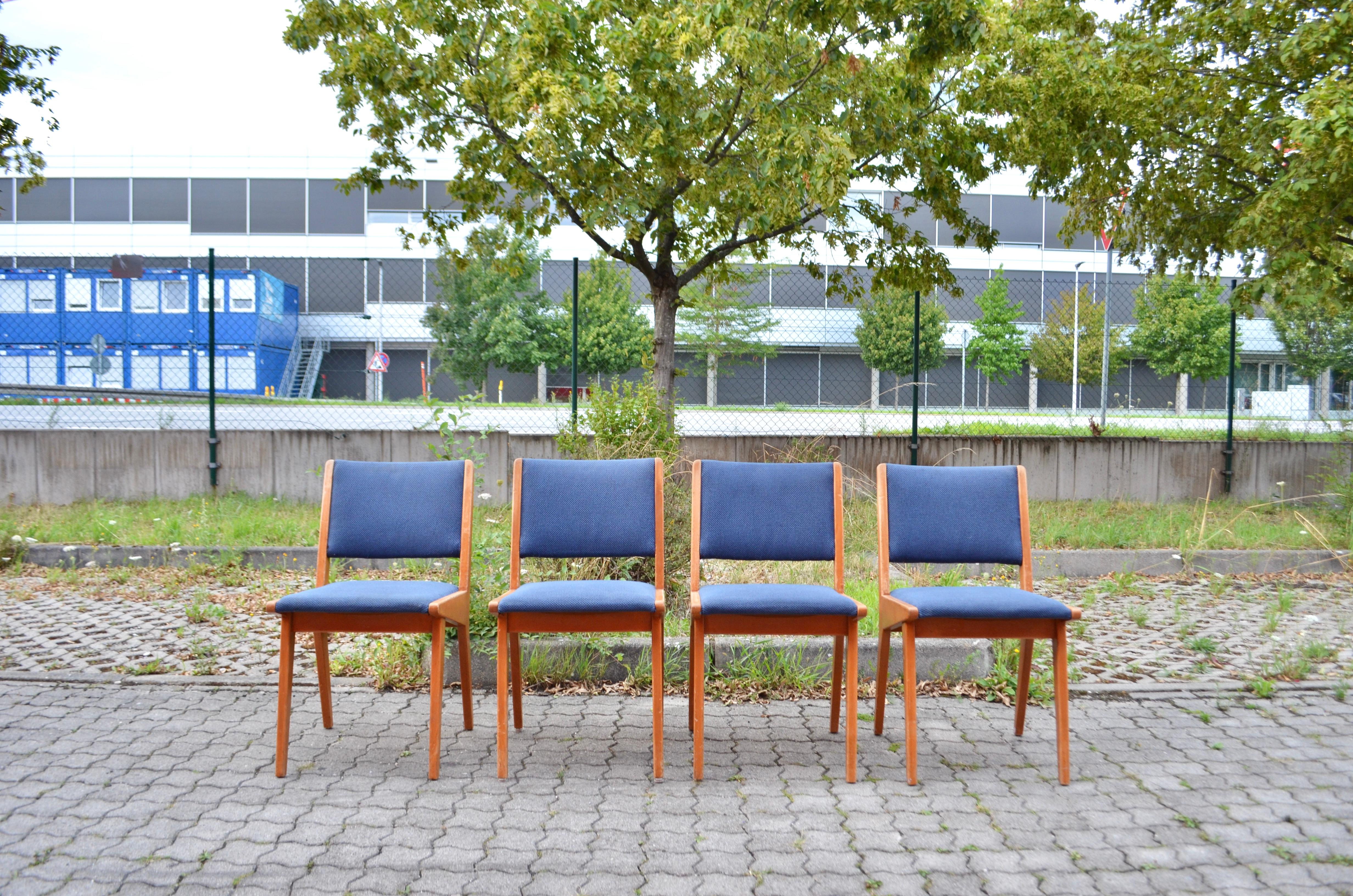 Jens Risom Model 666 Dining chair. Beechwood and blue wool fabric.
Mid Century Dining chairs.
This early condition is made from the 50ties.
Beautiful patina on the wood.
Set of 4