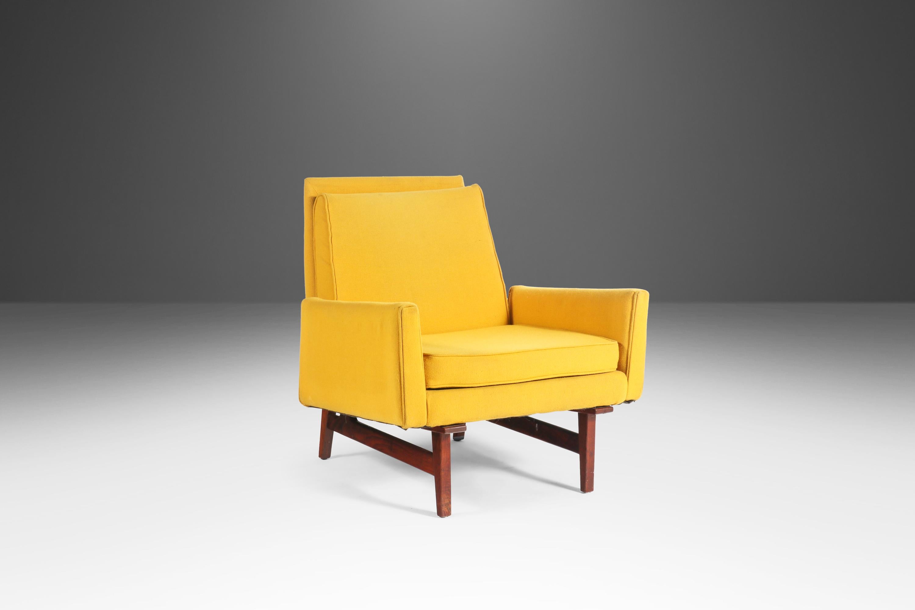 Ultra-rare, ultra-dazzling and ultra-comfortable. This extraordinary armchair has it all! Expertly-designed by Danish-American designer Jens Risom, this splendid lounger is the perfect amalgamation of Danish and American Modern aesthetics. The