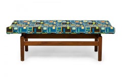 Jens Risom Mehrfarbige geometrische Polsterung und schwebende Bank mit Holzmuster