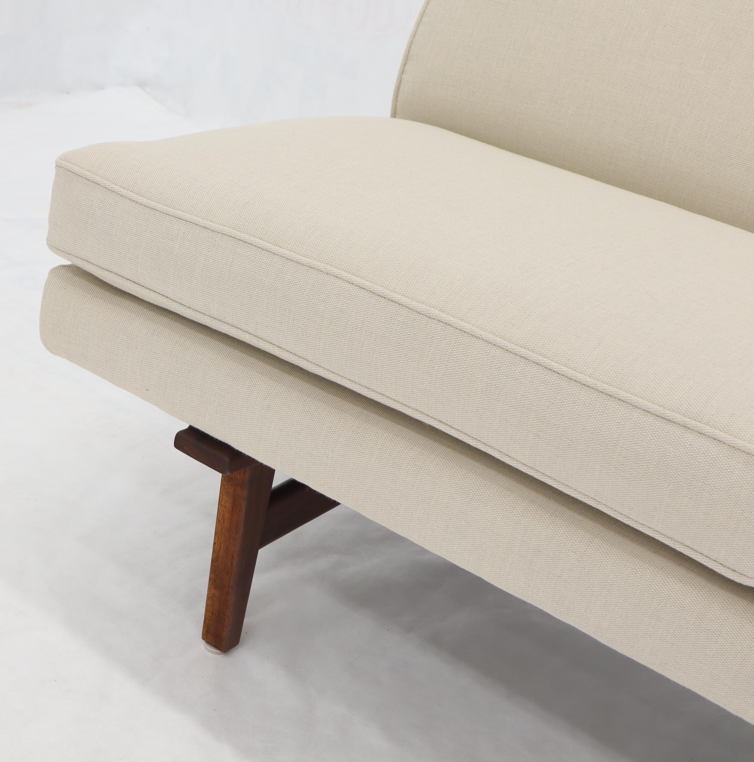 Jens Risom Neues Loveseat Sofa mit ovaler Polsterung von Jens Risom (Leinwand)