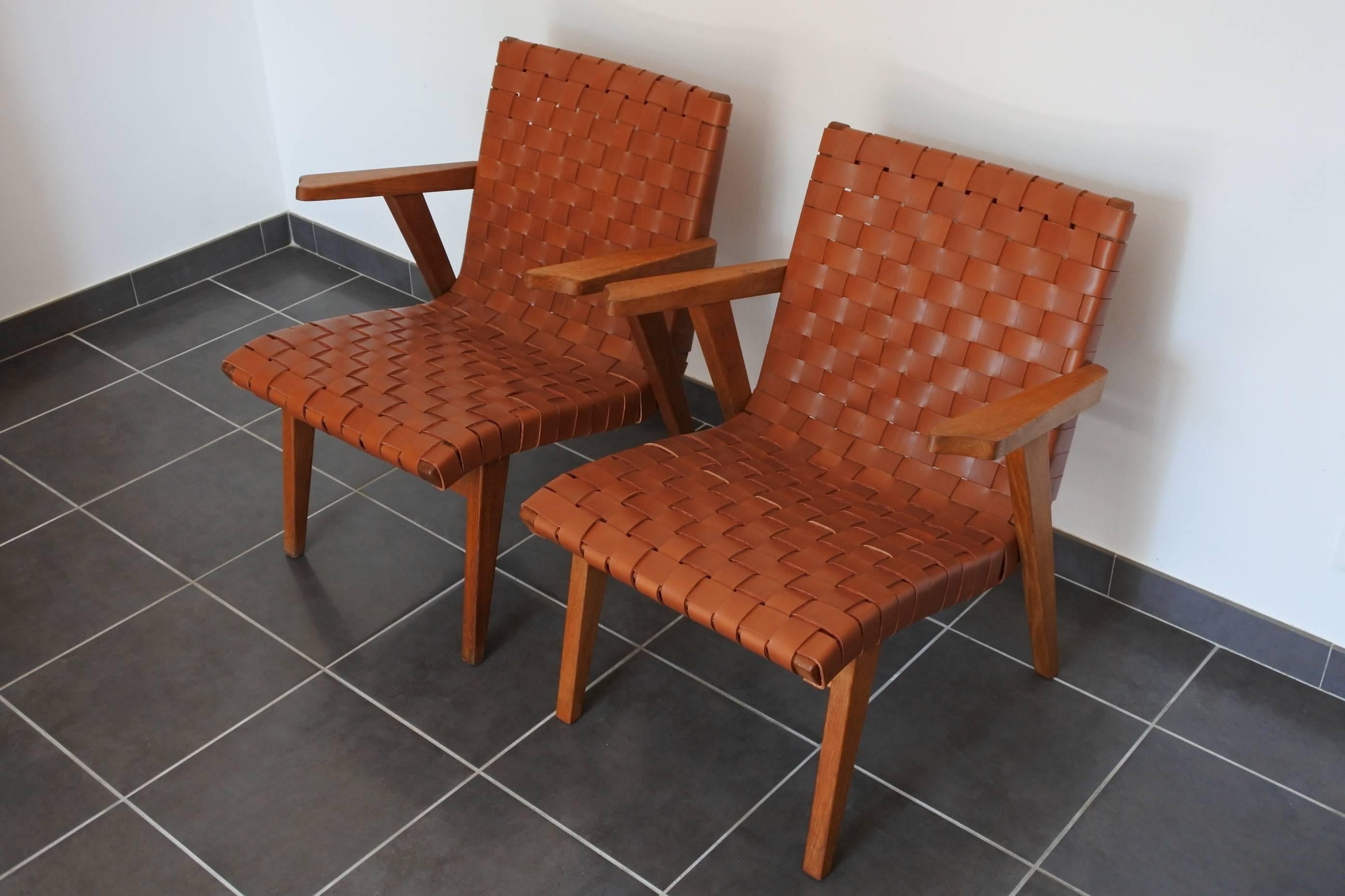 Pair of armchairs by Jens Risom for Knoll International, France.
Solid oak wood and leather straps.
Knoll produced the Risom furniture in oak wood only in France.
New leather webbing.
Even though the chairs have the same provenance, one shows