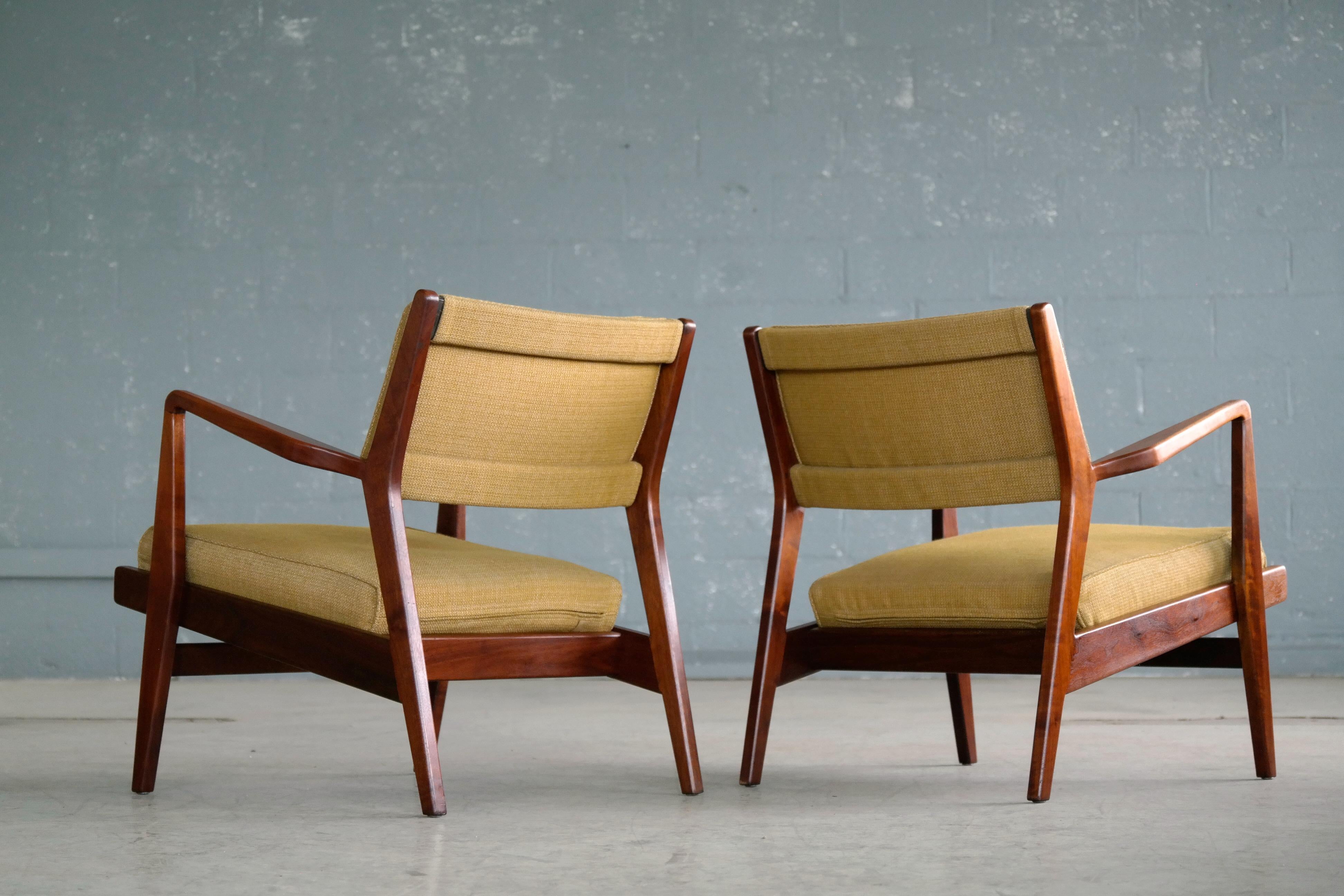 Jens Risom Pair of Midcentury Walnut Lounge Chairs 1