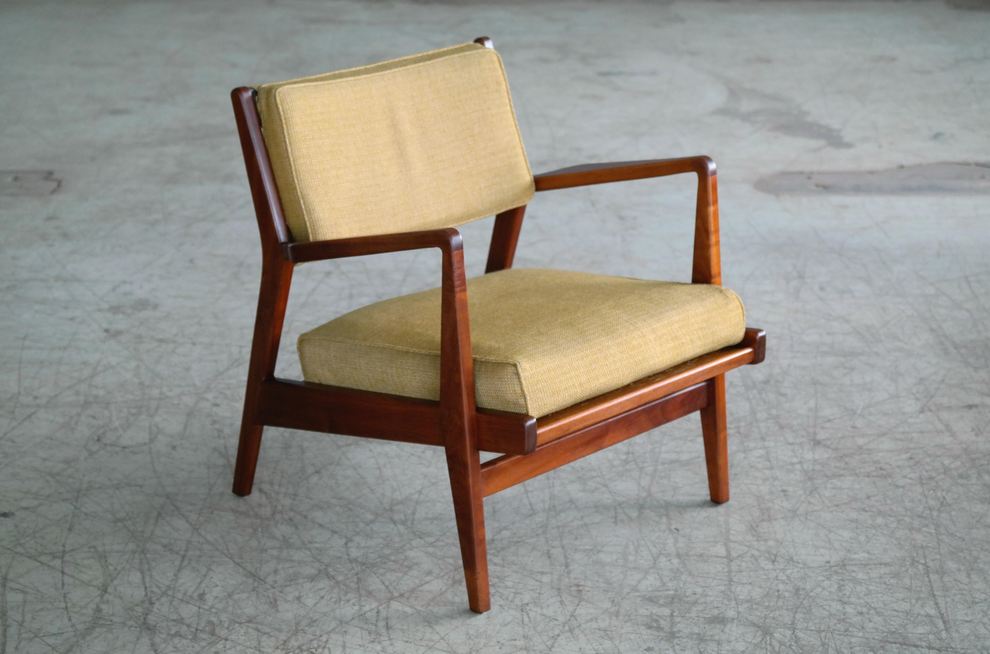 Jens Risom Pair of Midcentury Walnut Lounge Chairs In Good Condition In Bridgeport, CT