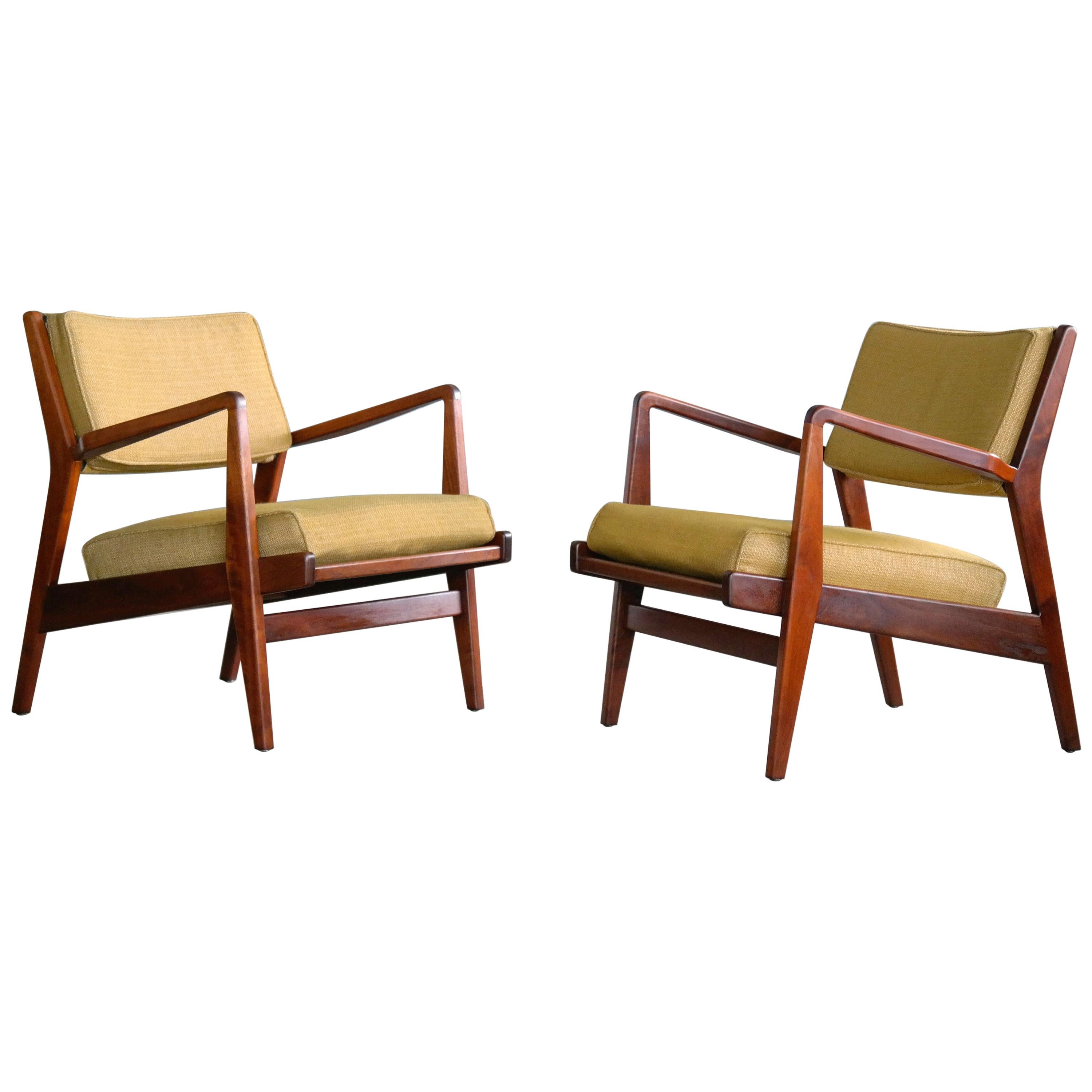 Jens Risom Pair of Midcentury Walnut Lounge Chairs