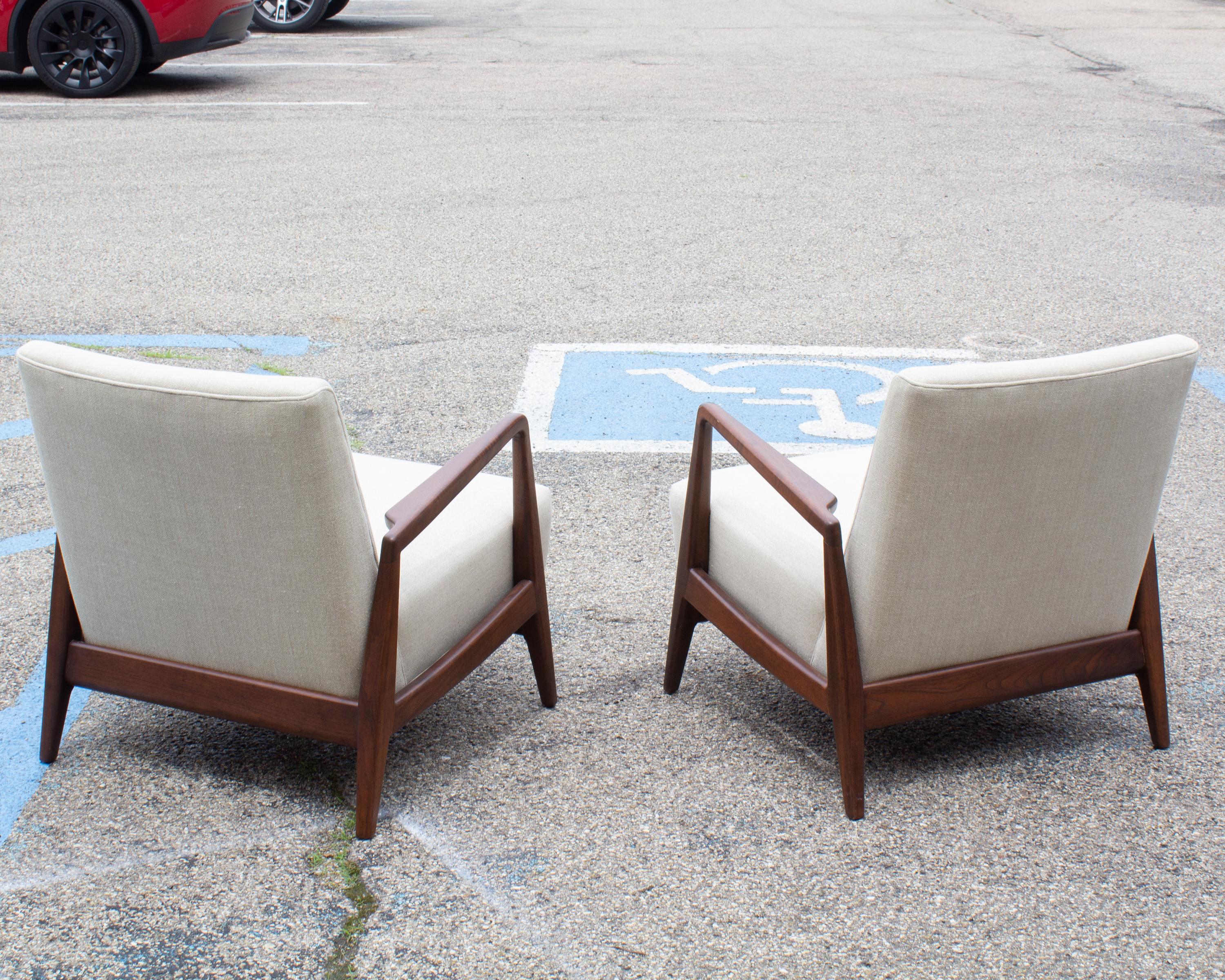 Jens Risom Pair of Walnut Lounge Chairs For Sale 2