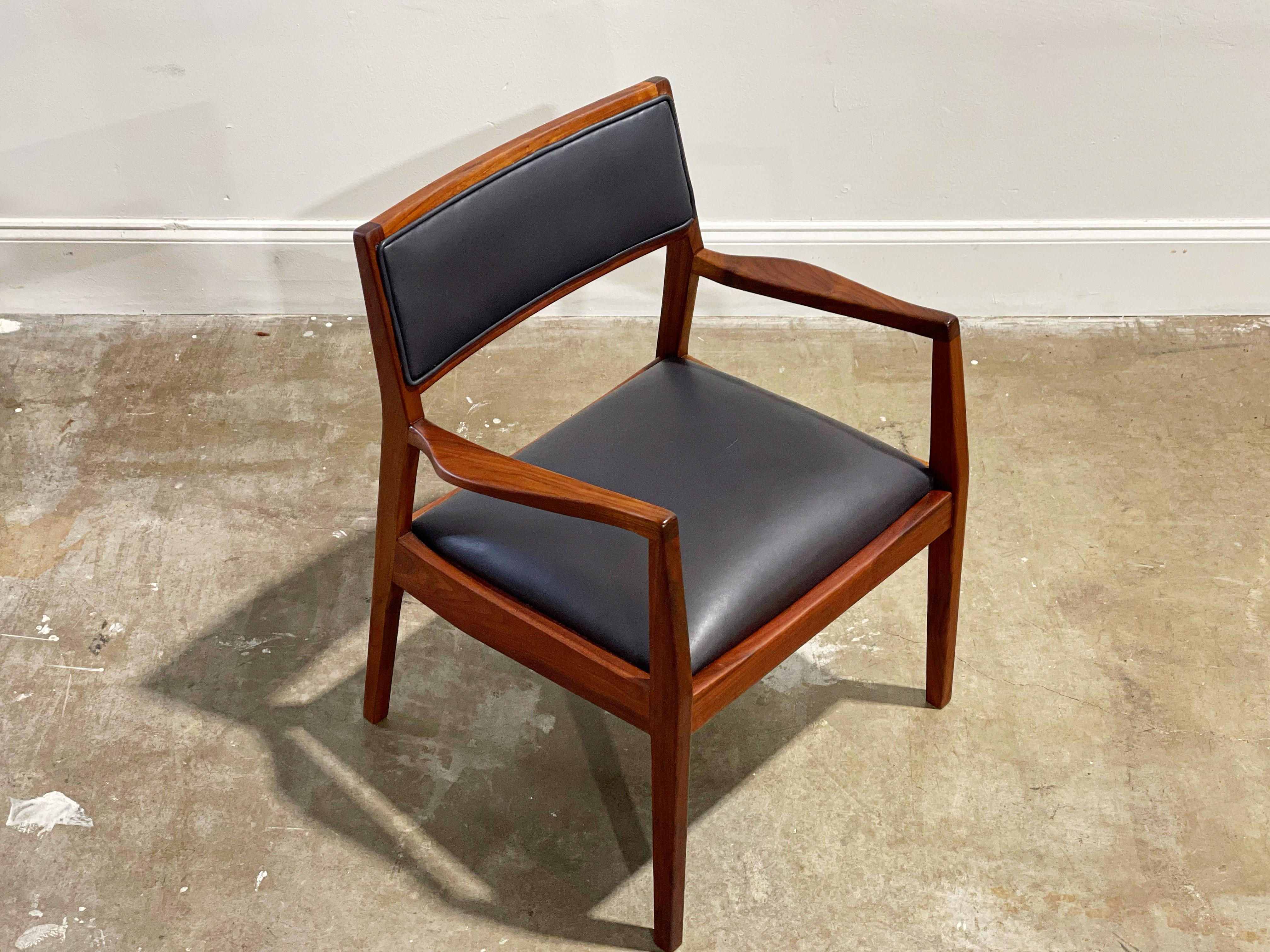 Jens Risom Playboy Chair in Leather + Walnut, Model C140 Occasional Armchair 6