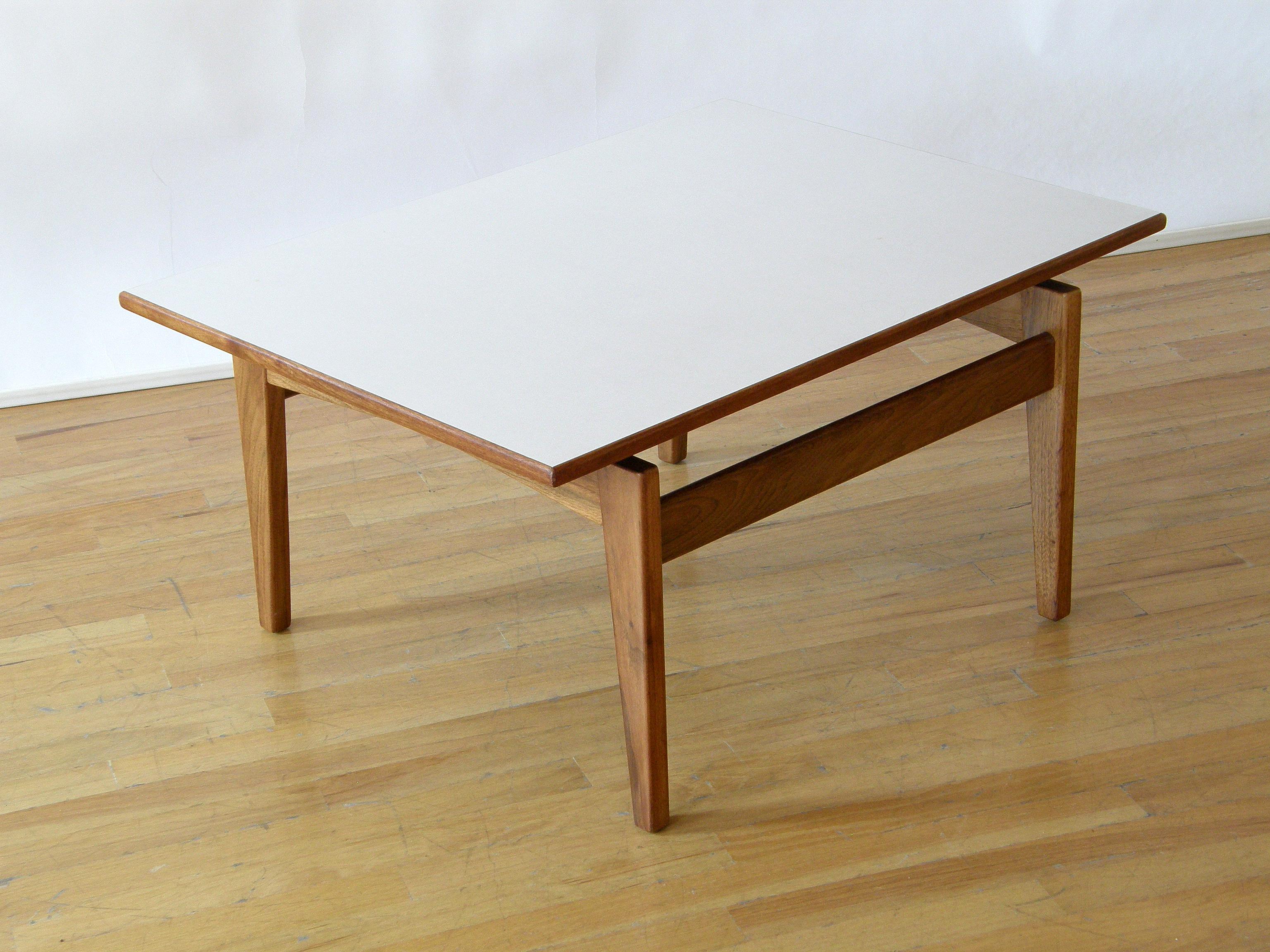 Mid-Century Modern Table d'appoint rectangulaire Jens Risom avec base en noyer et plateau en stratifié blanc en vente