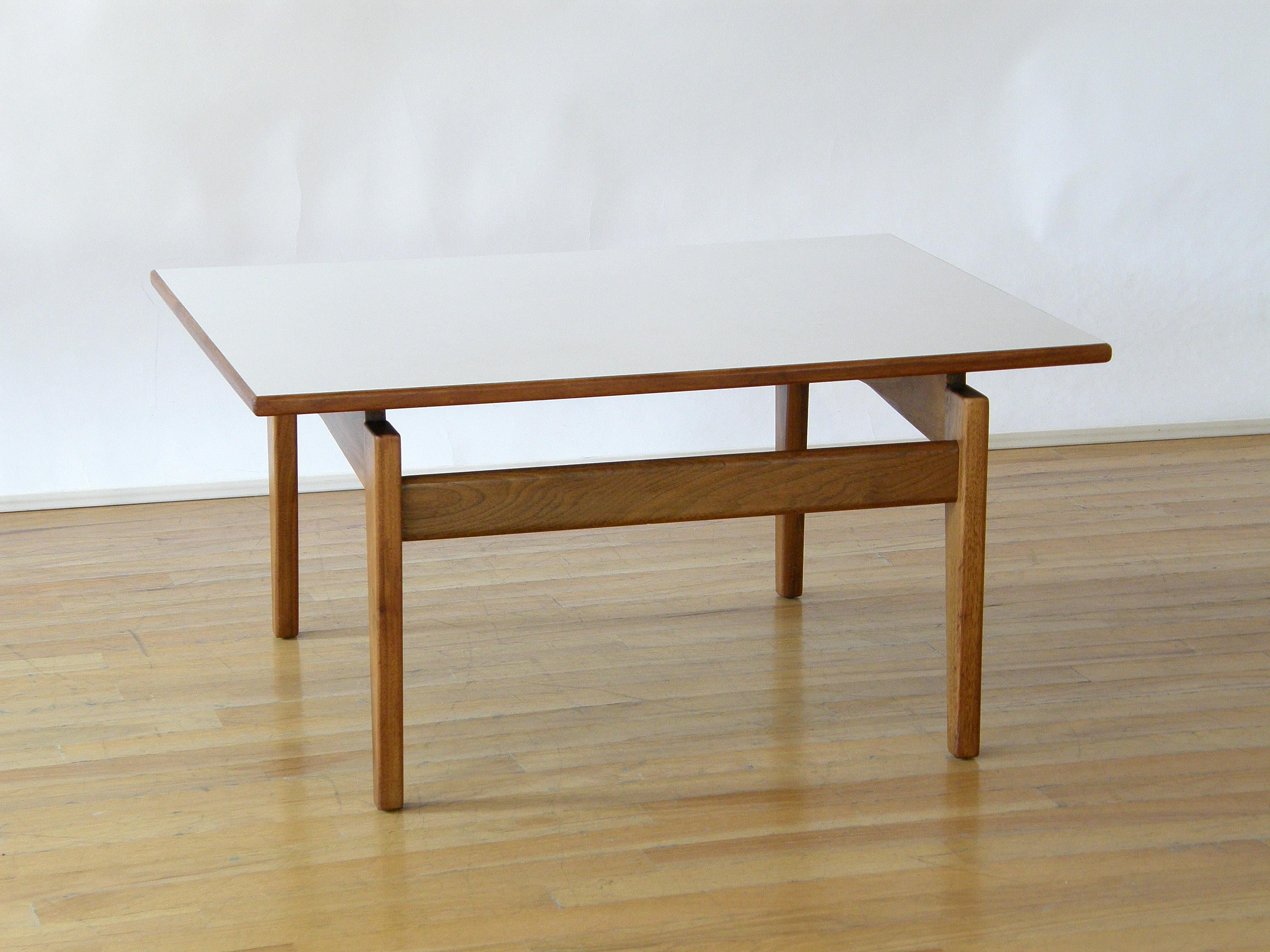 Américain Table d'appoint rectangulaire Jens Risom avec base en noyer et plateau en stratifié blanc en vente
