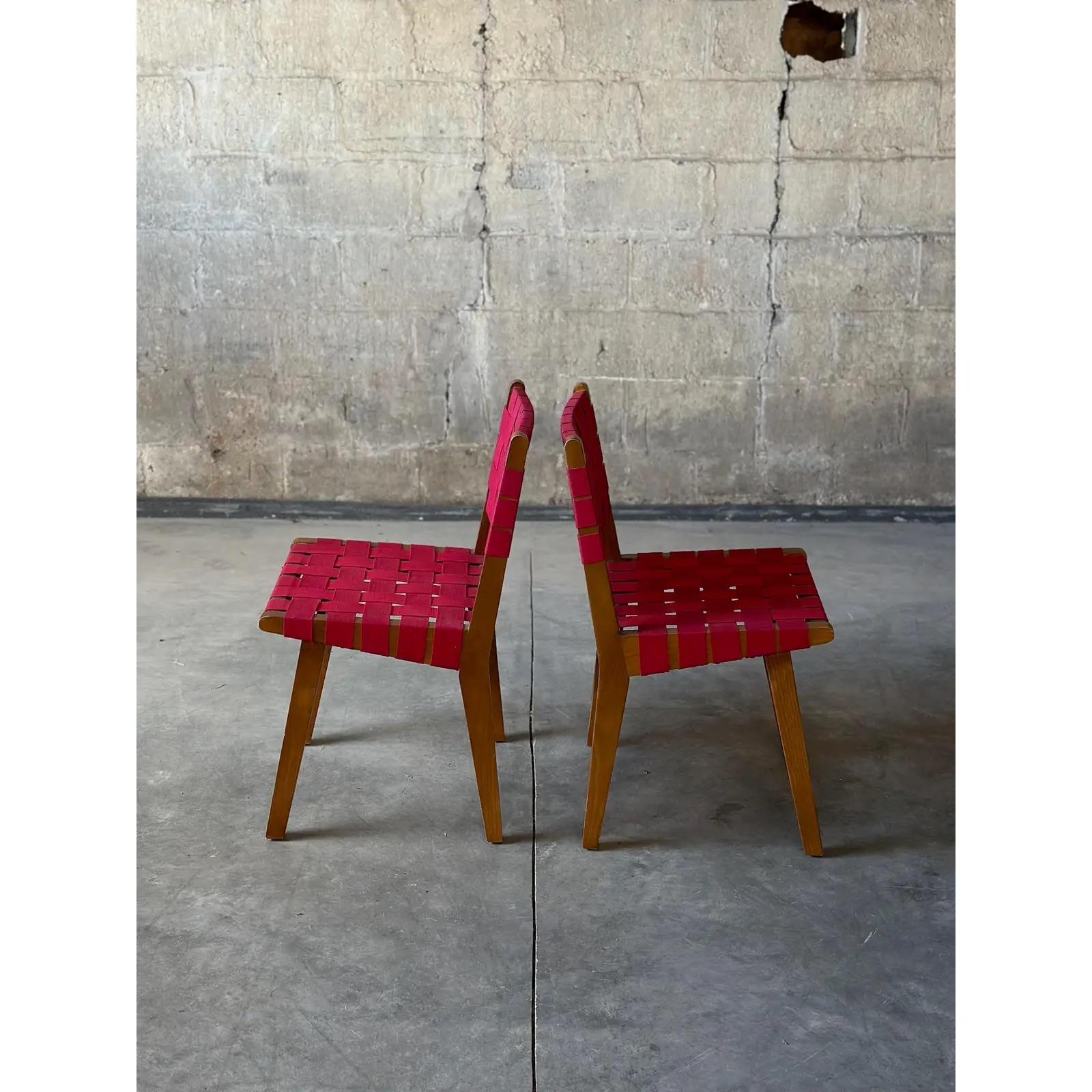 Coppia di sedie intrecciate Jens Risom. Bellissimo, audace colore rosso della trama. Circa 1940 per Knoll.
