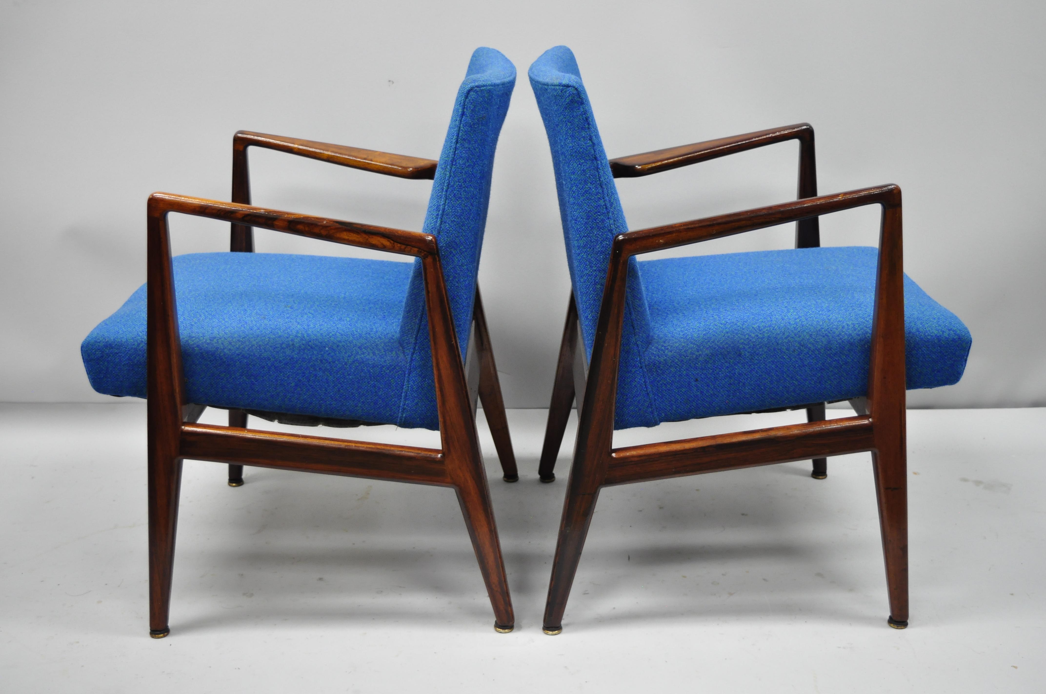 Pair of Jens Risom Rosewood Mid-Century Modern blue fabric armchairs. Item features solid rosewood frame, beautiful wood grain, clean modernist lines, and sleek sculptural form, circa 1950. Measurements: 31