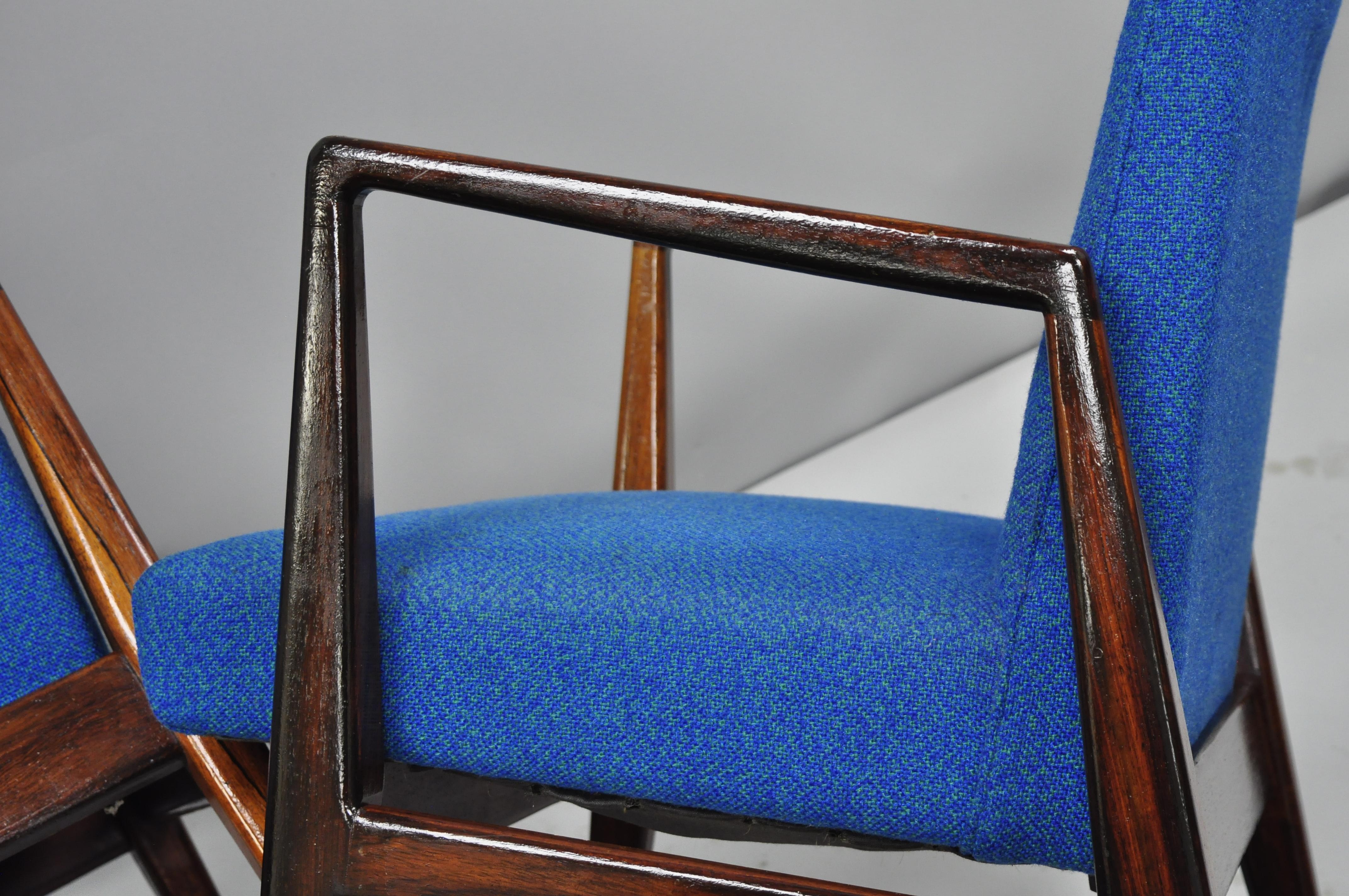 Jens Risom Rosewood Mid-Century Modern Blue Fabric Lounge Chairs Armchairs, Pair For Sale 3