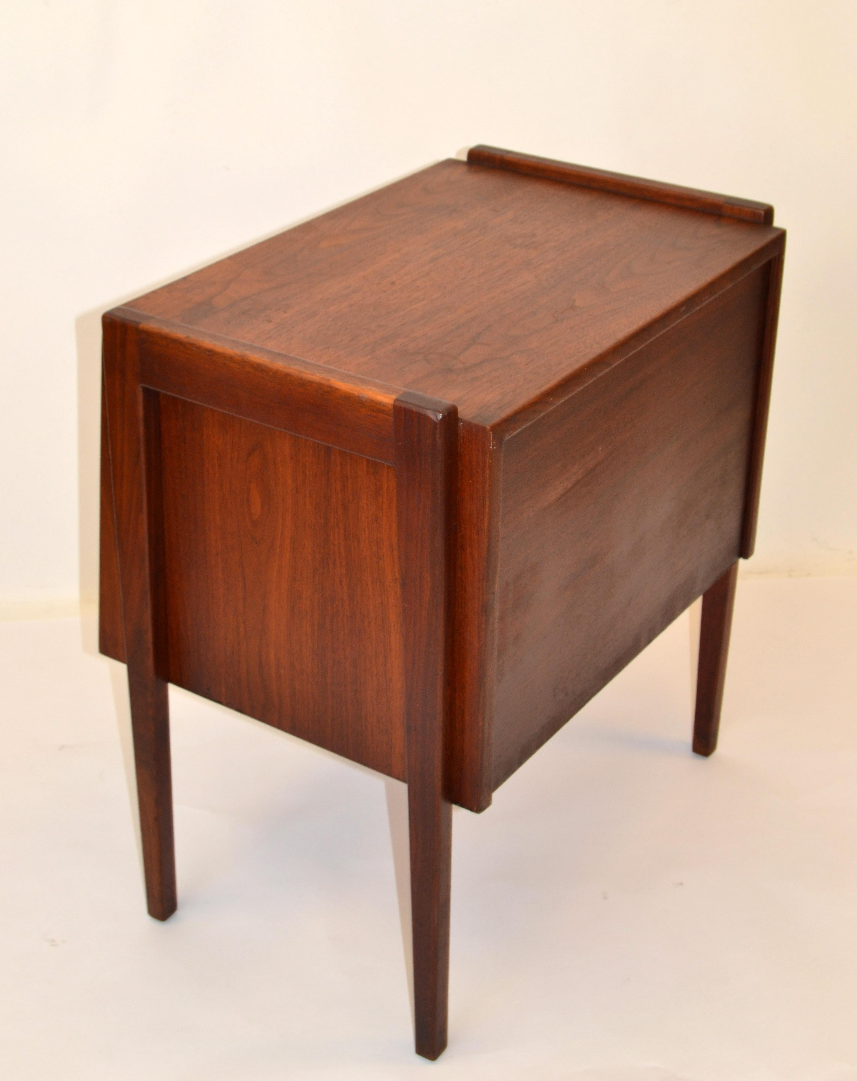 Jens Risom Scandinavian Modern Two-Tone Walnut Nightstand Bedside End Table 1950 For Sale 6