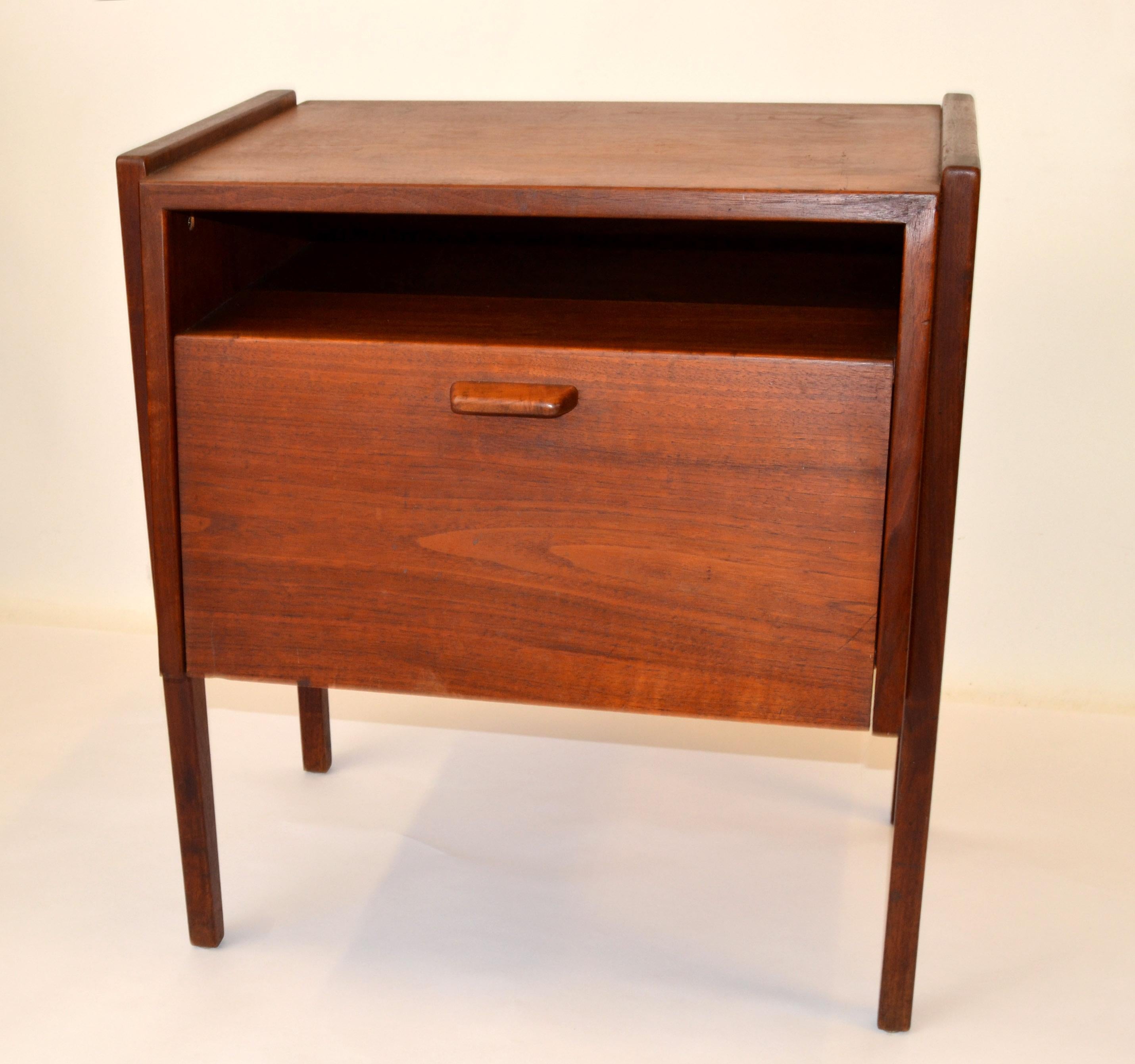 1950 Jens Risom a conçu une table de nuit, une table de chevet ou une table d'appoint en noyer pour Knoll.
Elle est dotée d'une porte coulissante et d'une étagère de rangement au-dessus, parfaitement adaptée au rangement des objets de première