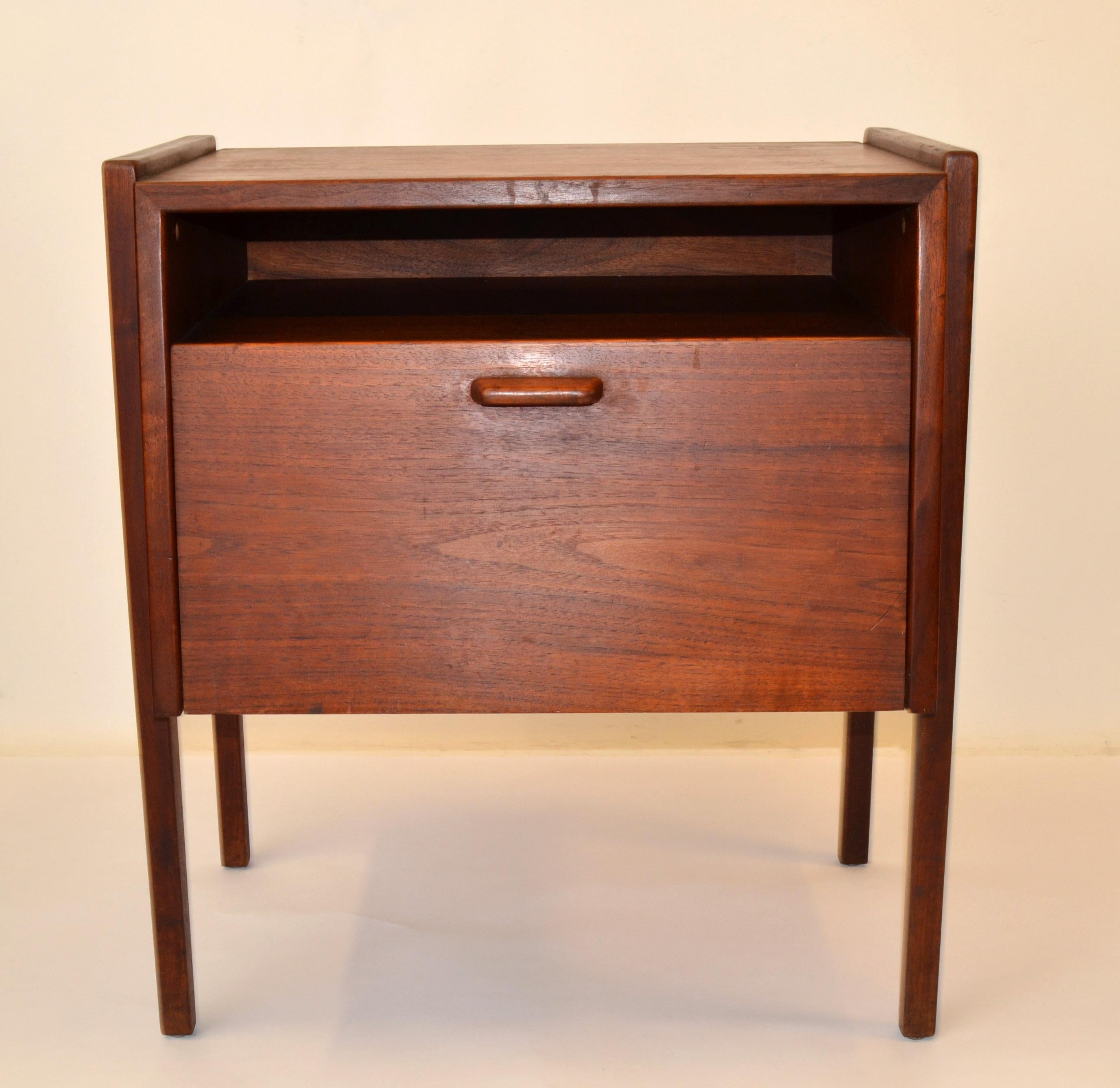 American Jens Risom Scandinavian Modern Two-Tone Walnut Nightstand Bedside End Table 1950