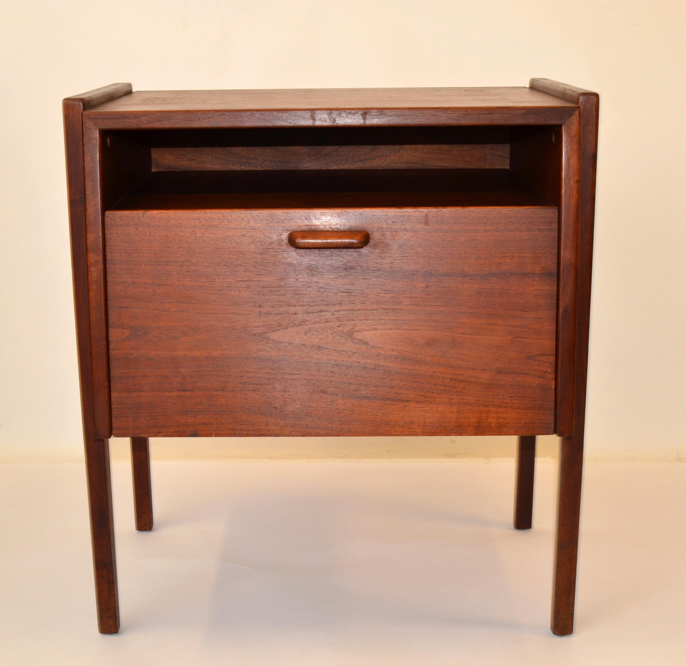 American Jens Risom Scandinavian Modern Two-Tone Walnut Nightstand Bedside End Table 1950 For Sale