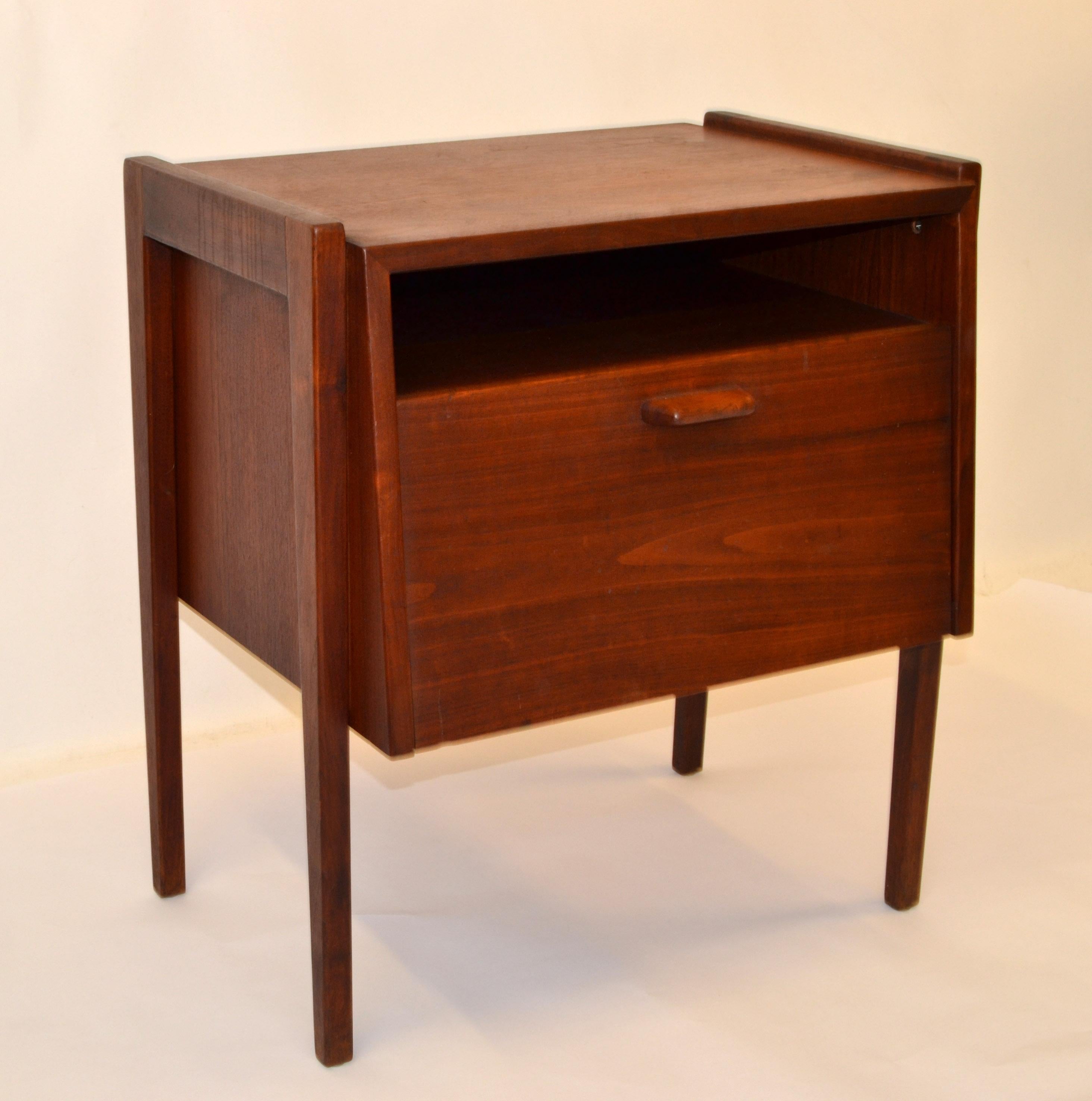 Hand-Crafted Jens Risom Scandinavian Modern Two-Tone Walnut Nightstand Bedside End Table 1950 For Sale