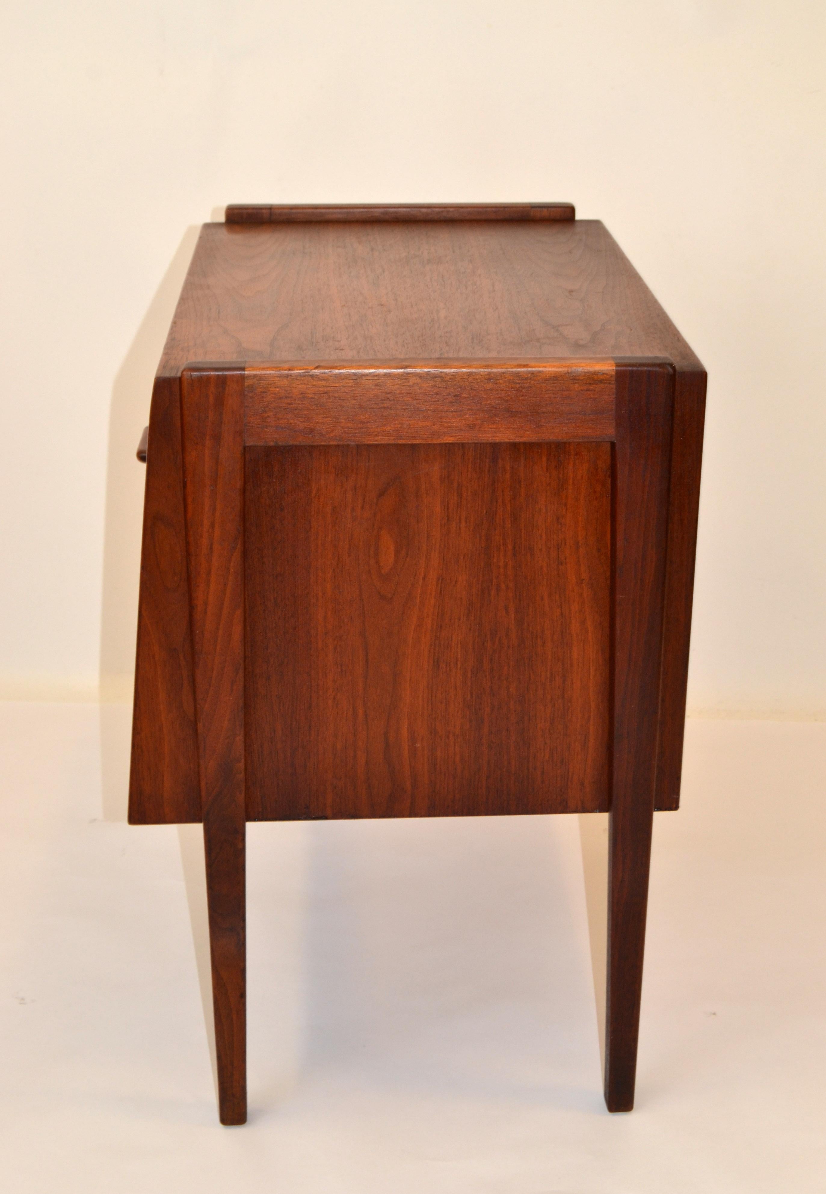 Mid-20th Century Jens Risom Scandinavian Modern Two-Tone Walnut Nightstand Bedside End Table 1950 For Sale