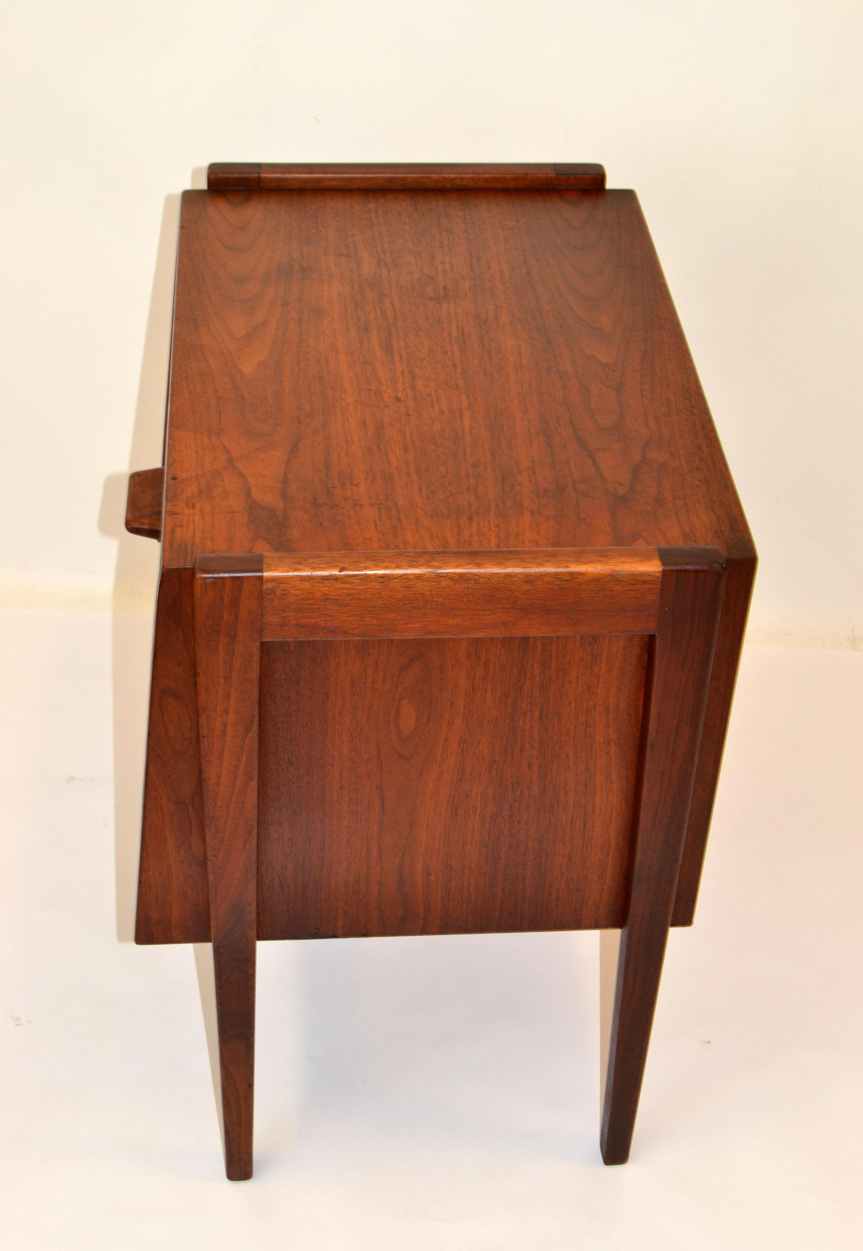 Jens Risom Scandinavian Modern Two-Tone Walnut Nightstand Bedside End Table 1950 For Sale 1
