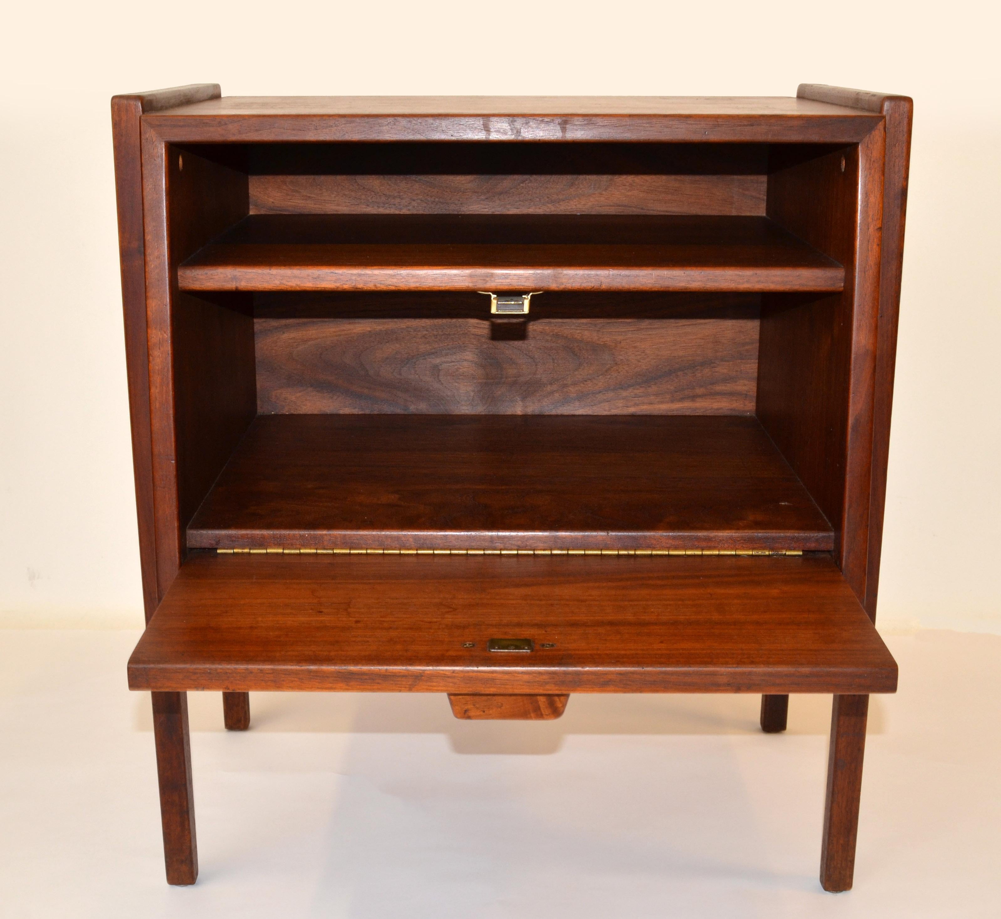 Jens Risom Scandinavian Modern Two-Tone Walnut Nightstand Bedside End Table 1950 For Sale 3