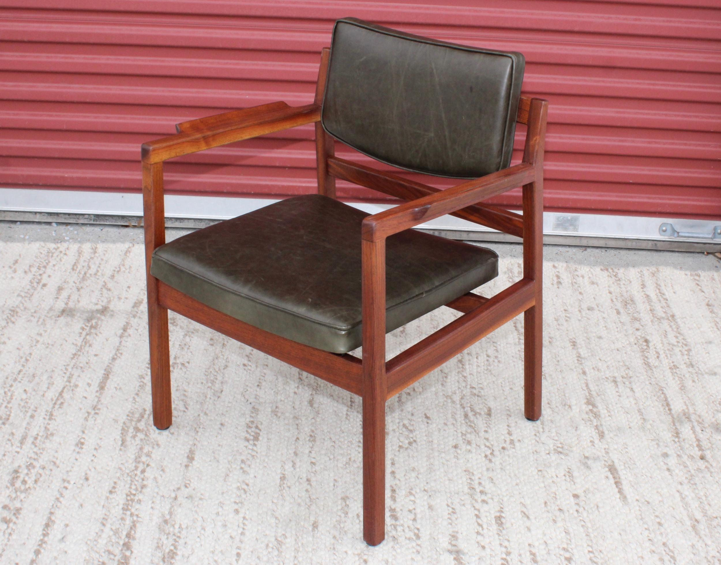 Stunning 1960s Mid-Century Modern walnut desk chair designed by Jens Risom, lightly restored with distressed leather upholstery.