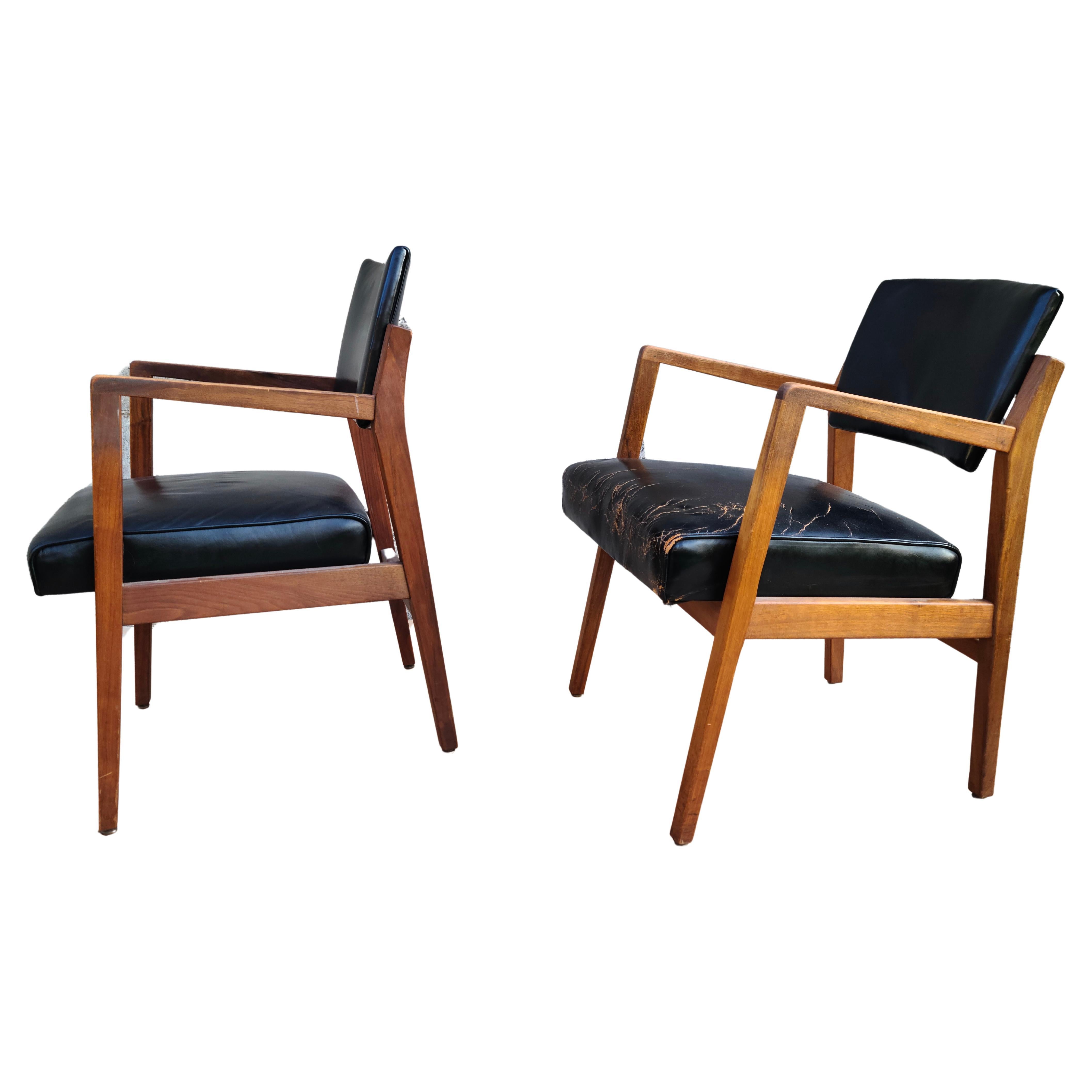 Jens Risom Set of 2 Captains Arm Chairs Walnut Leather For Sale 6
