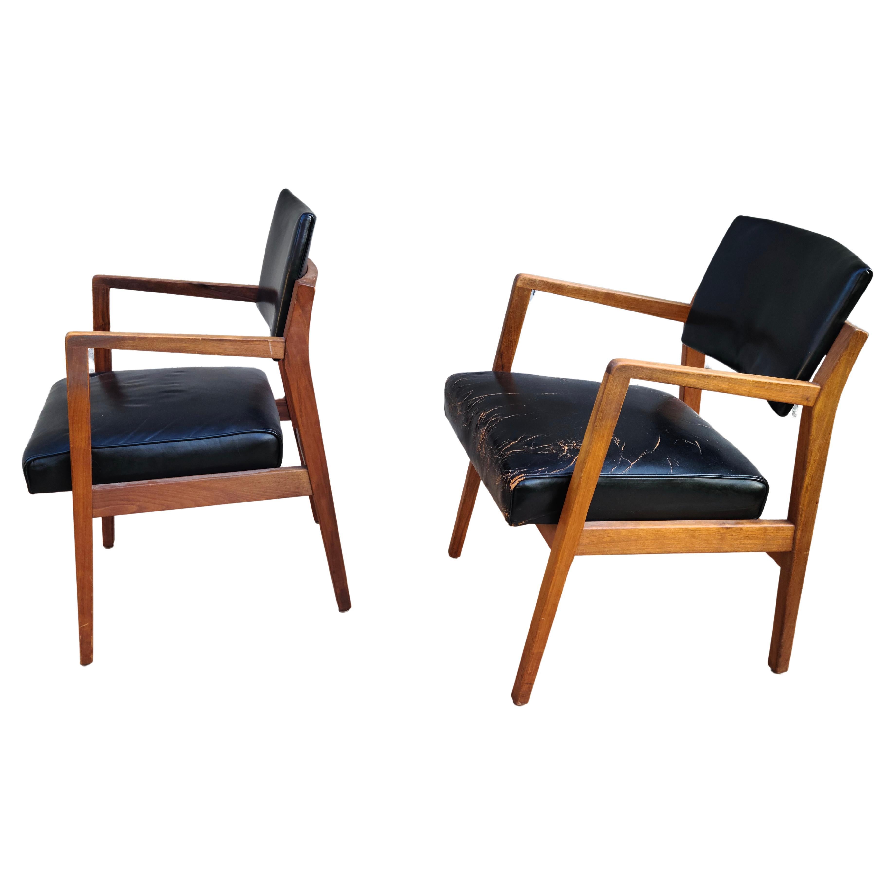 Jens Risom Set of 2 Captains Arm Chairs Walnut Leather For Sale 7