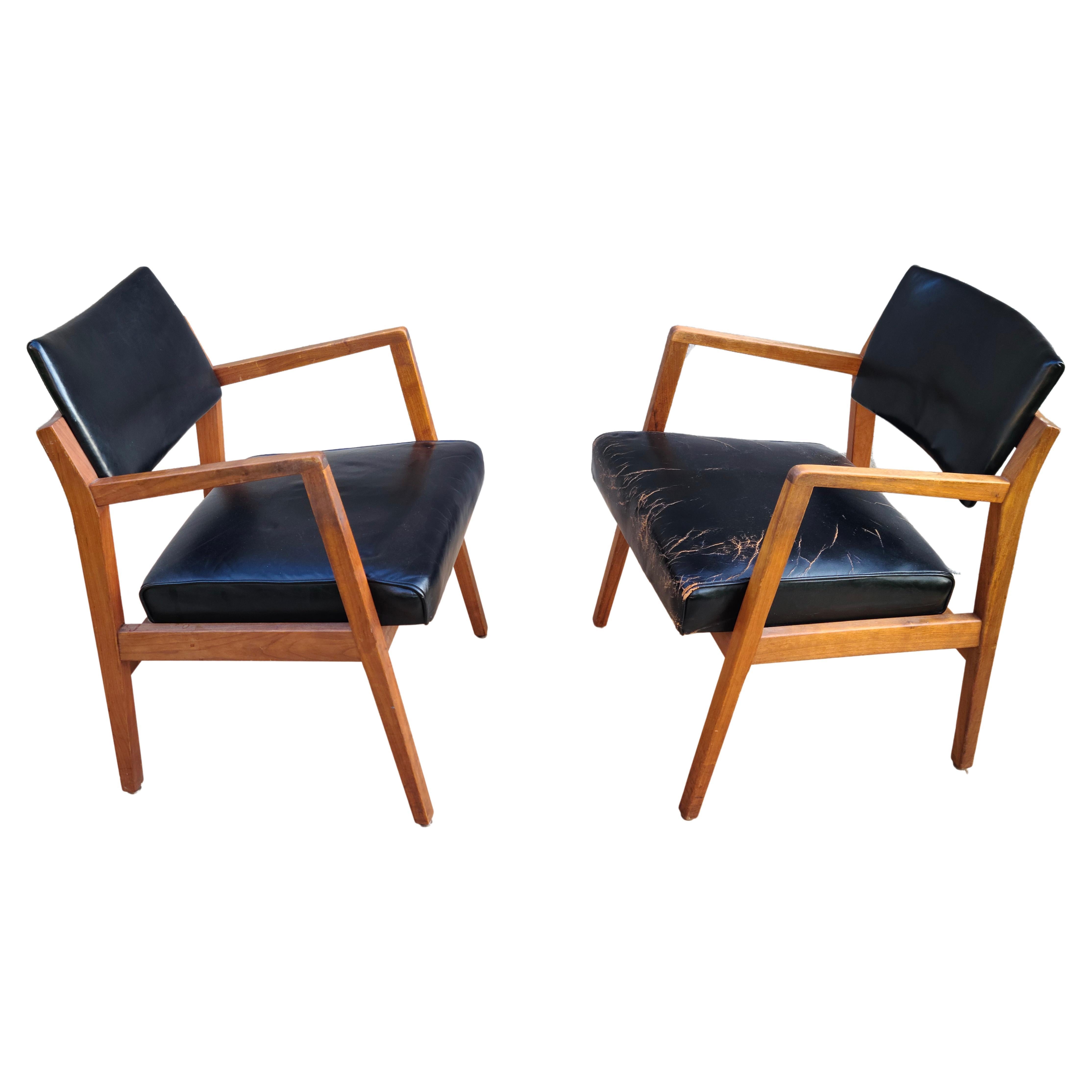 Jens Risom Set of 2 Captains Arm Chairs Walnut Leather In Good Condition For Sale In Fraser, MI