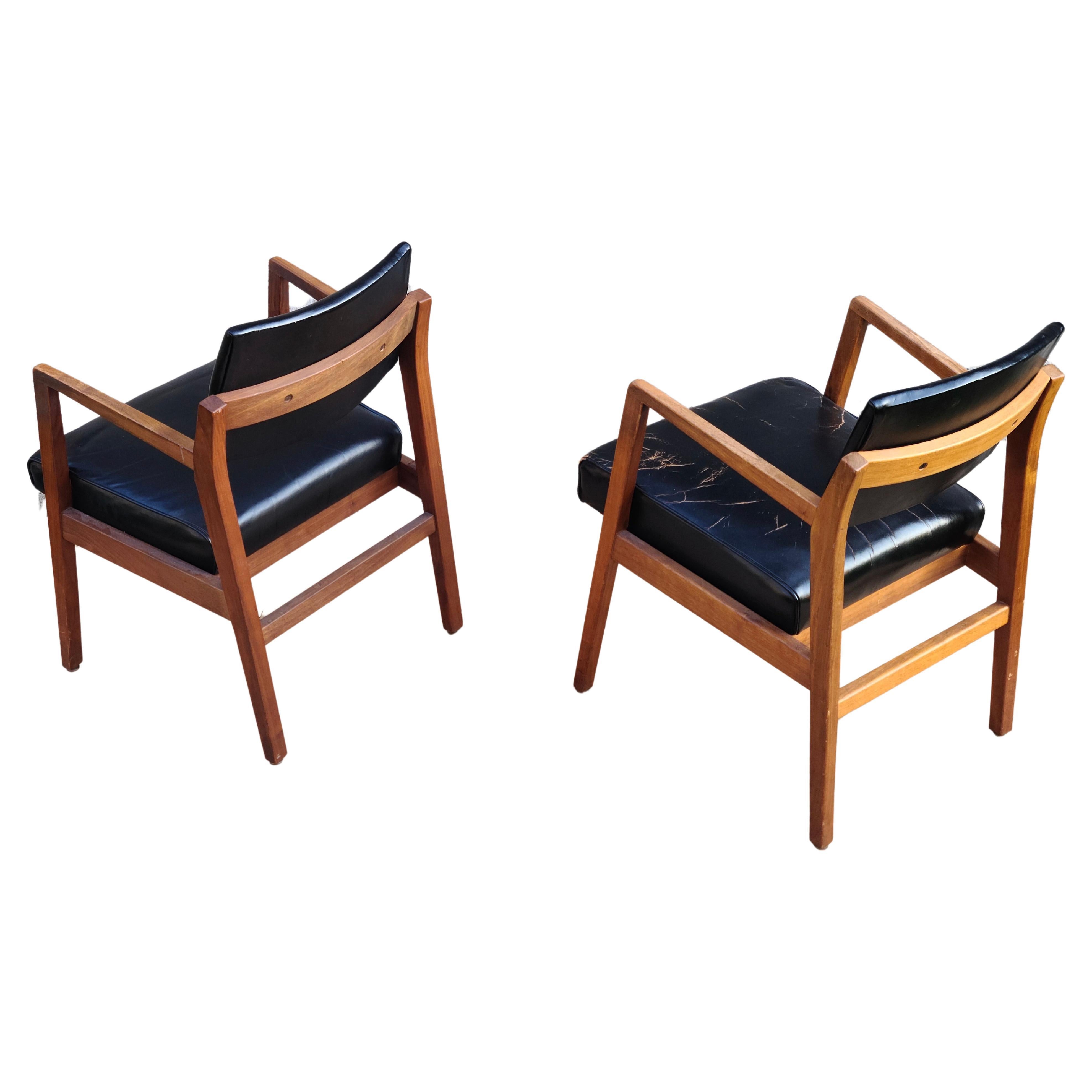 Mid-20th Century Jens Risom Set of 2 Captains Arm Chairs Walnut Leather For Sale