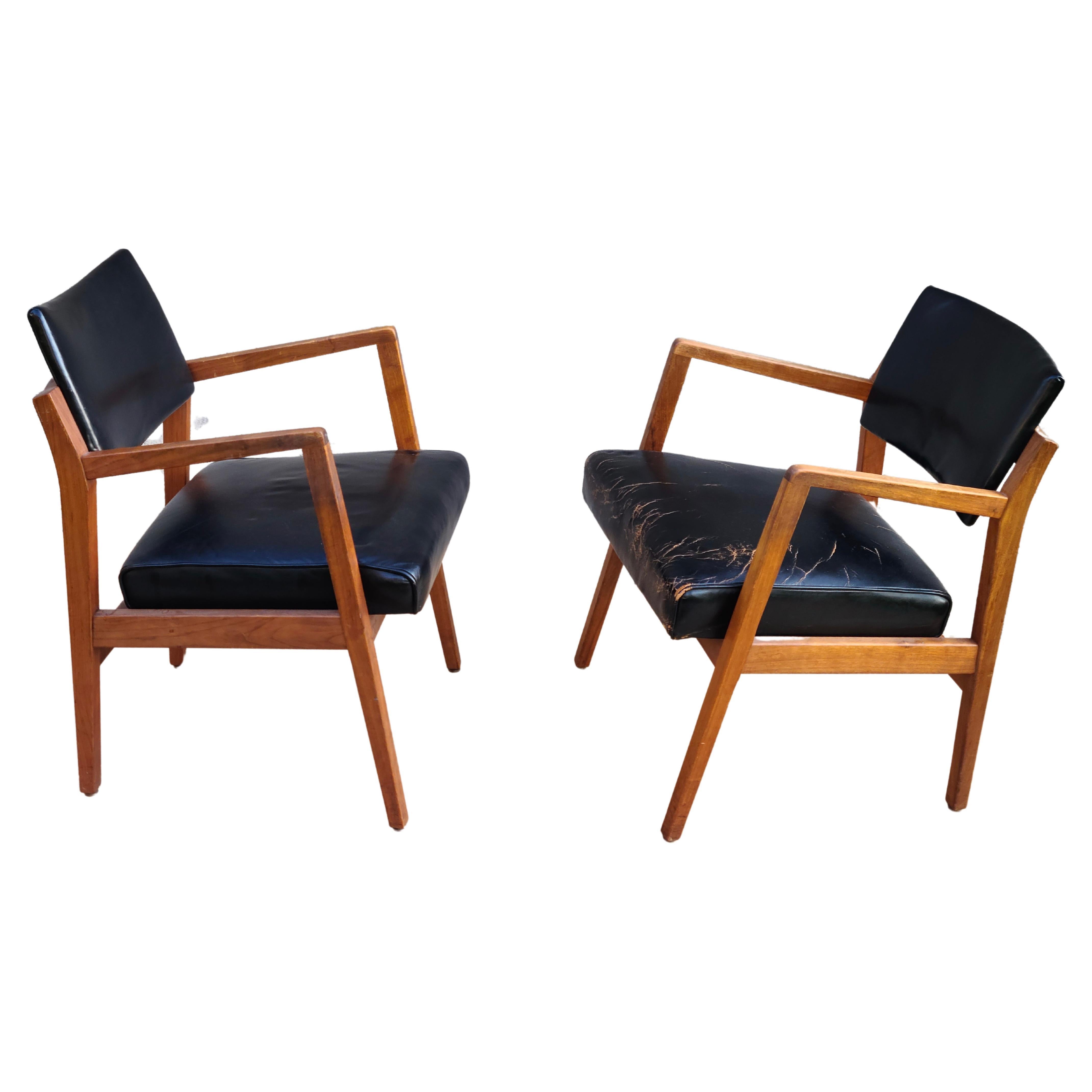 Jens Risom Set of 2 Captains Arm Chairs Walnut Leather For Sale 4