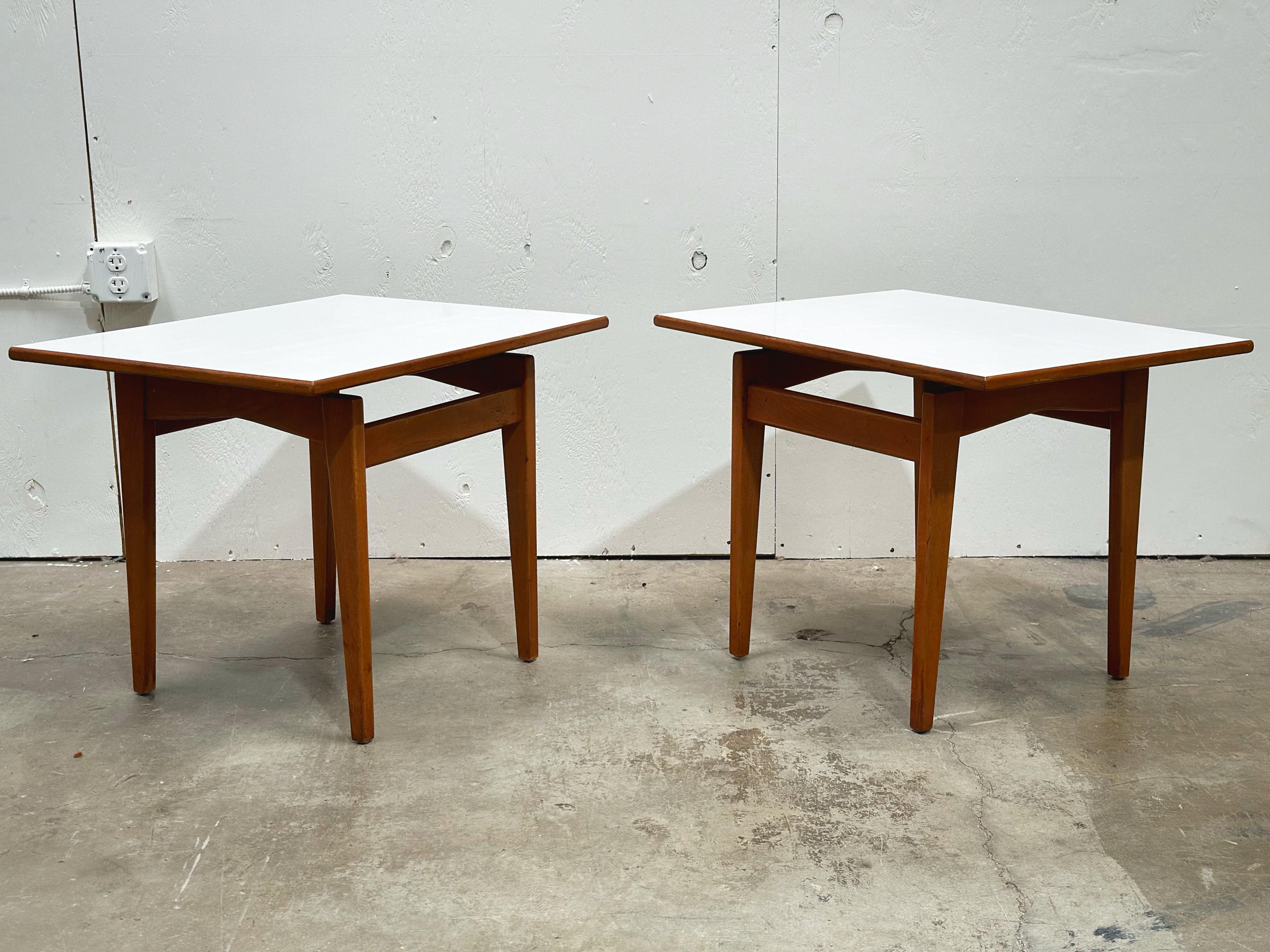 Mid-Century Modern Jens Risom Tables d'appoint - The Moderns Modernity - Pair Walnut Formica Floating Top  en vente