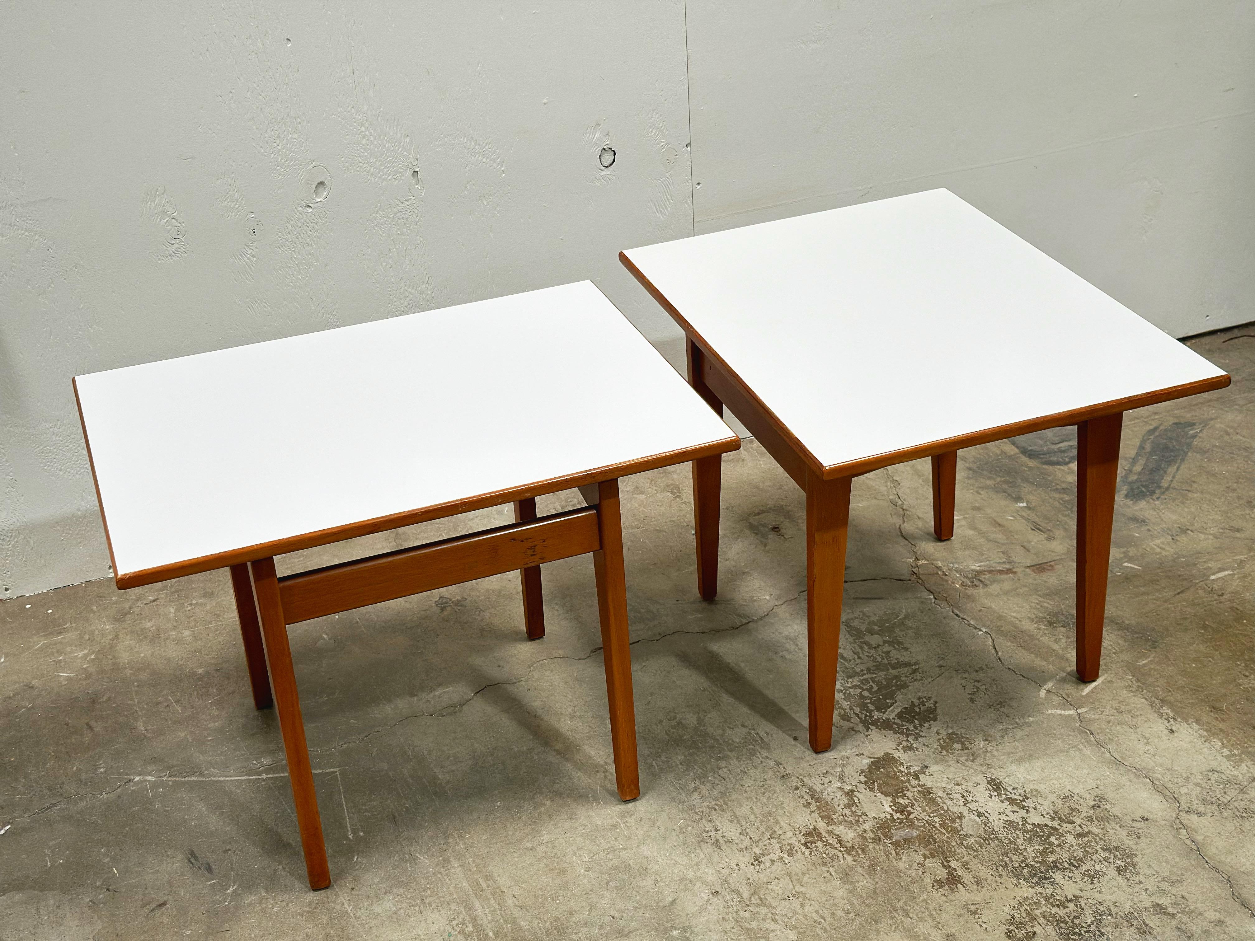Milieu du XXe siècle Jens Risom Tables d'appoint - The Moderns Modernity - Pair Walnut Formica Floating Top  en vente