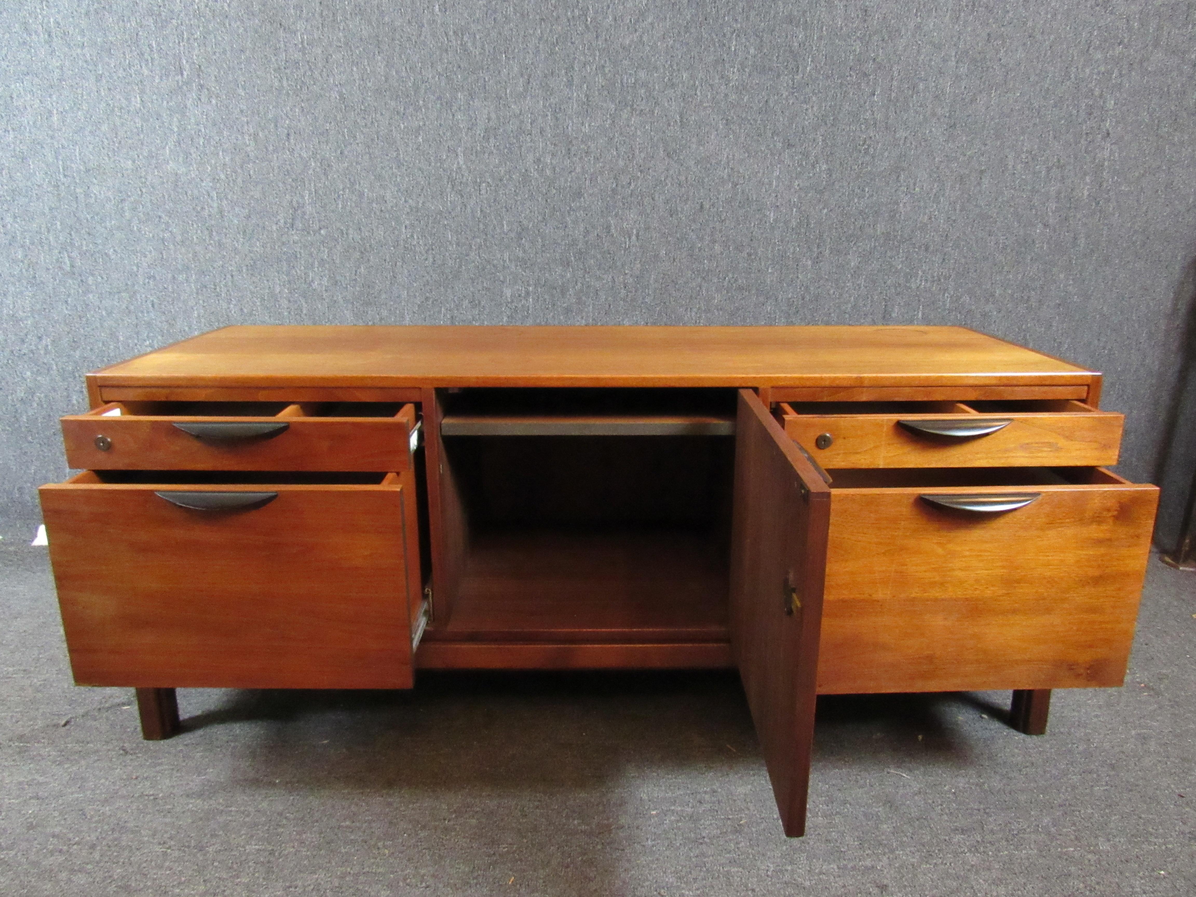 Jens Risom Sideboard In Good Condition For Sale In Brooklyn, NY