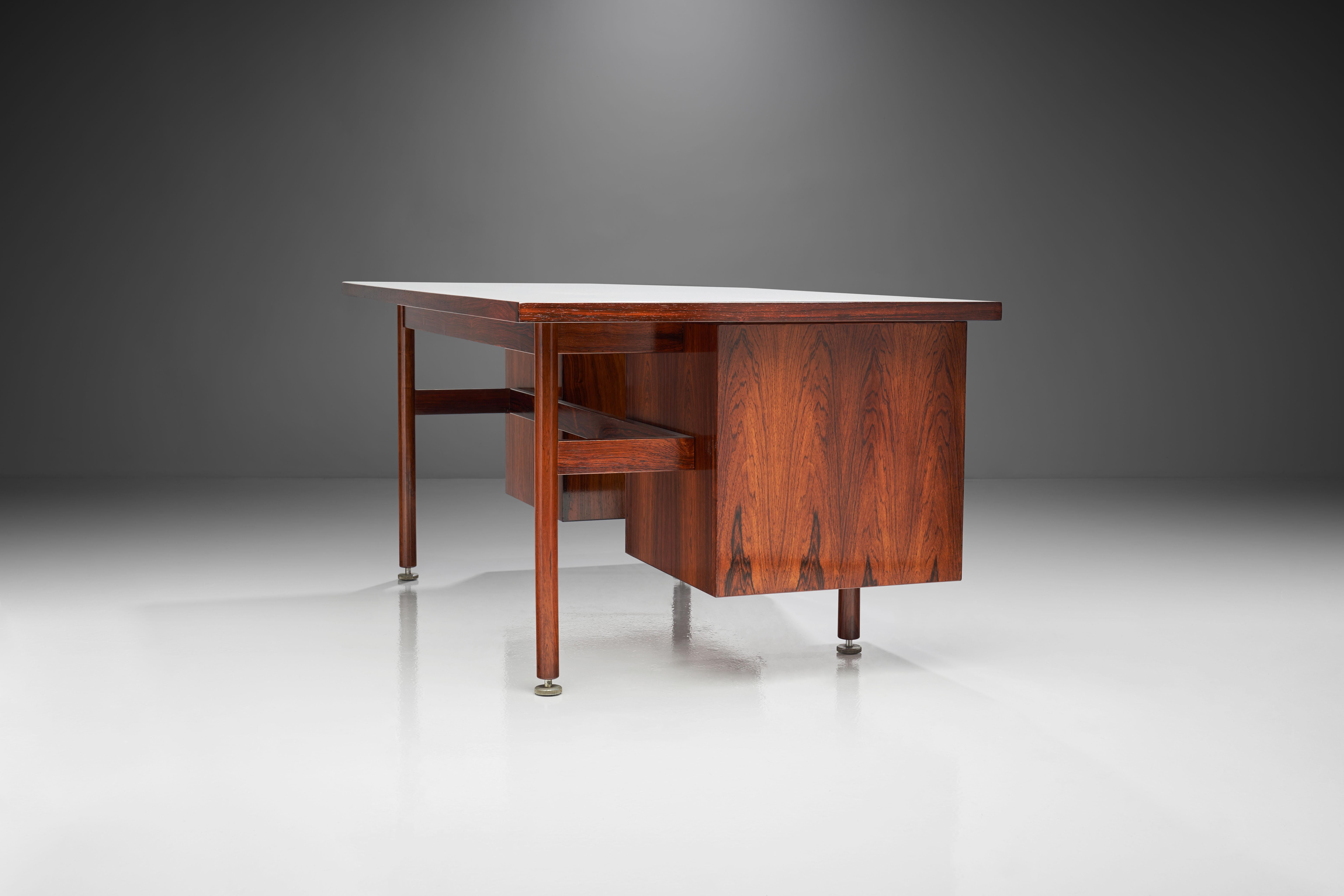 Jens Risom Solid Wood Desk, Denmark, 1960s In Good Condition For Sale In Utrecht, NL