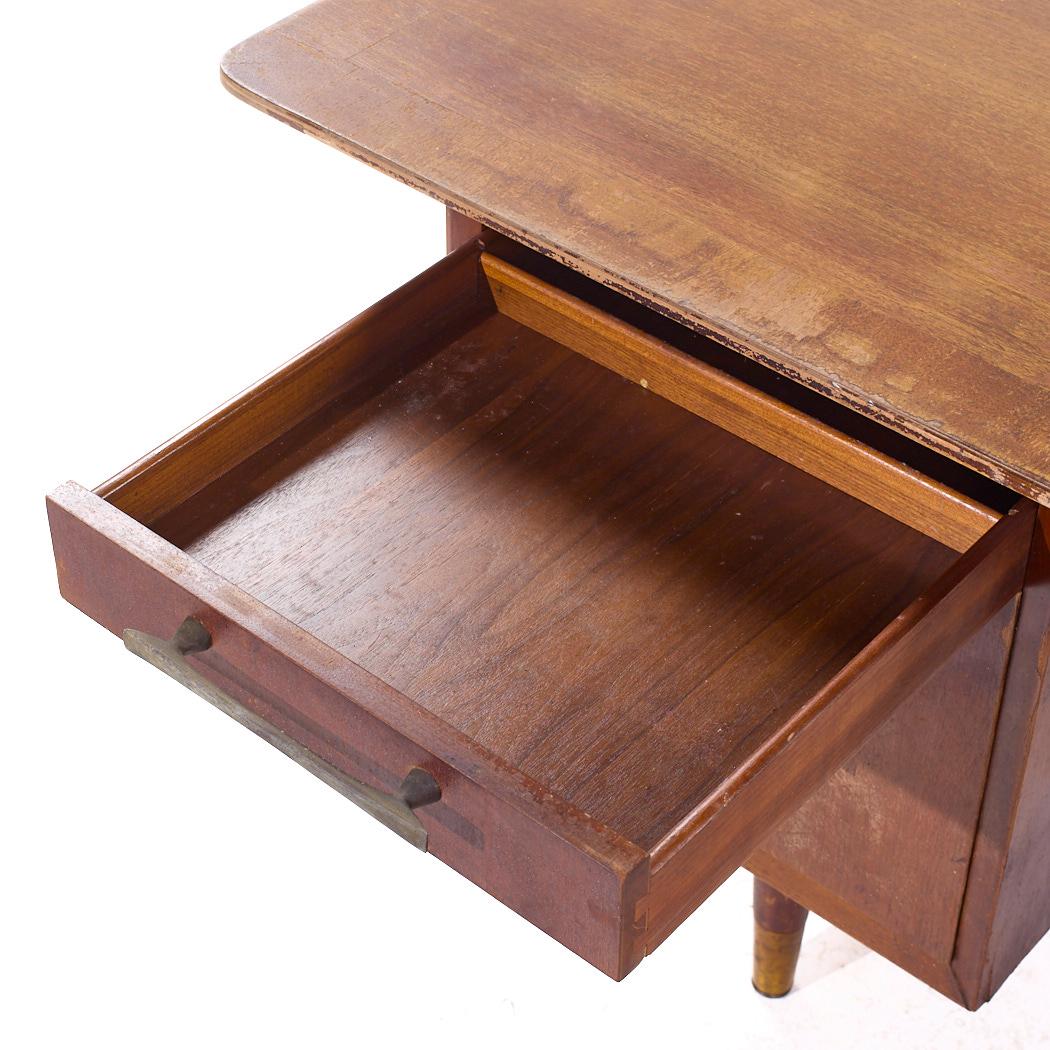 Scrivania direzionale in legno di canna e noce di Jens Risom, stile Jackson, metà del secolo scorso in vendita 3