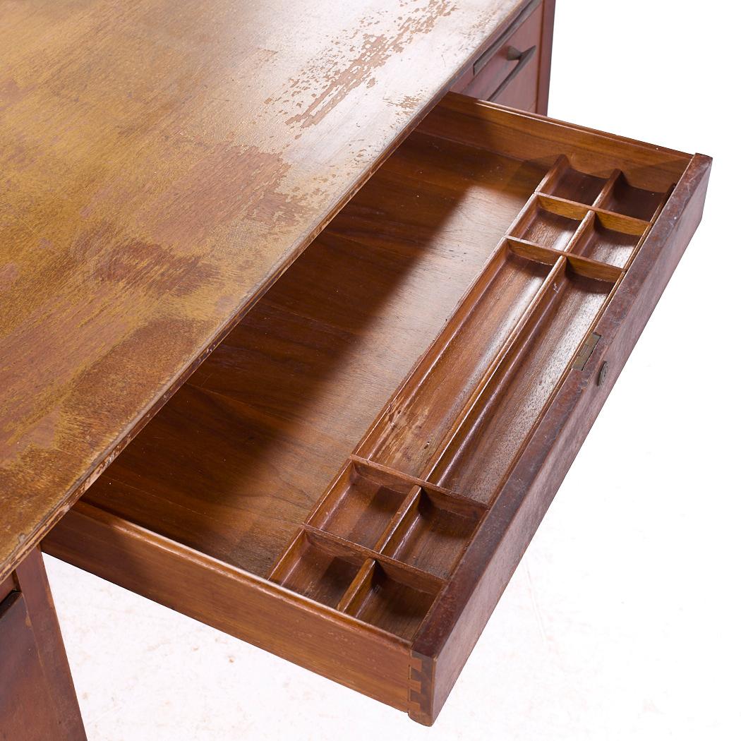 Scrivania direzionale in legno di canna e noce di Jens Risom, stile Jackson, metà del secolo scorso in vendita 4