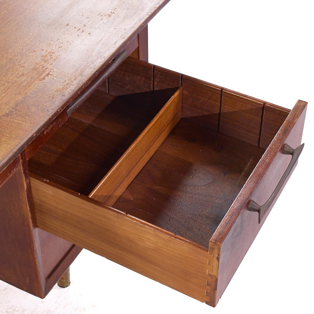 Scrivania direzionale in legno di canna e noce di Jens Risom, stile Jackson, metà del secolo scorso in vendita 5